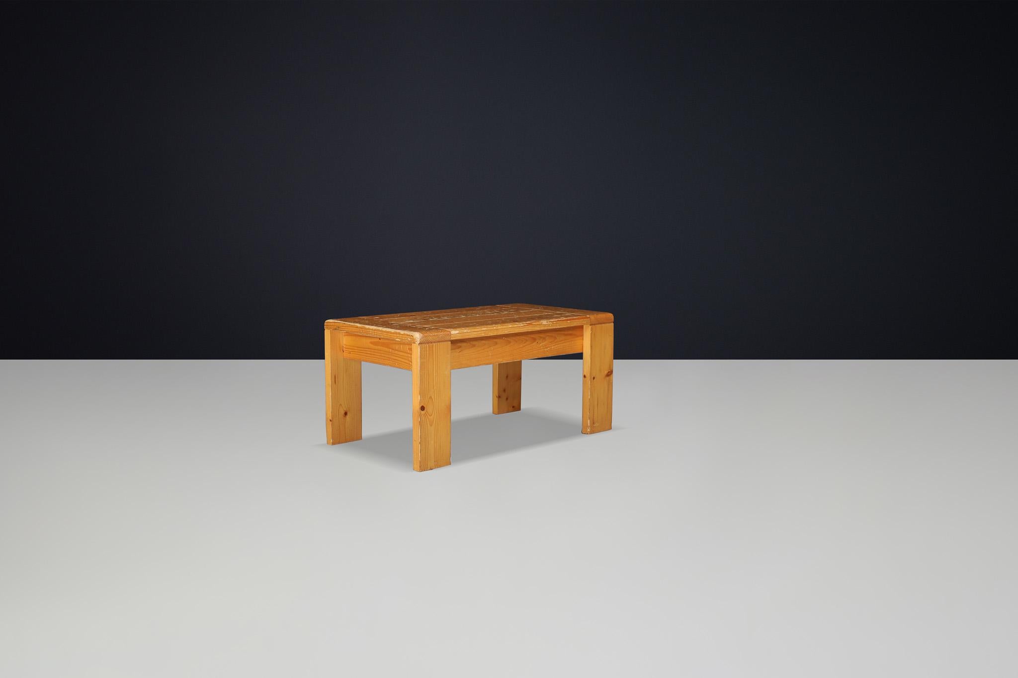 20ième siècle Table basse en pin de style Modernity Charlotte Perriand Les Arcs en vente