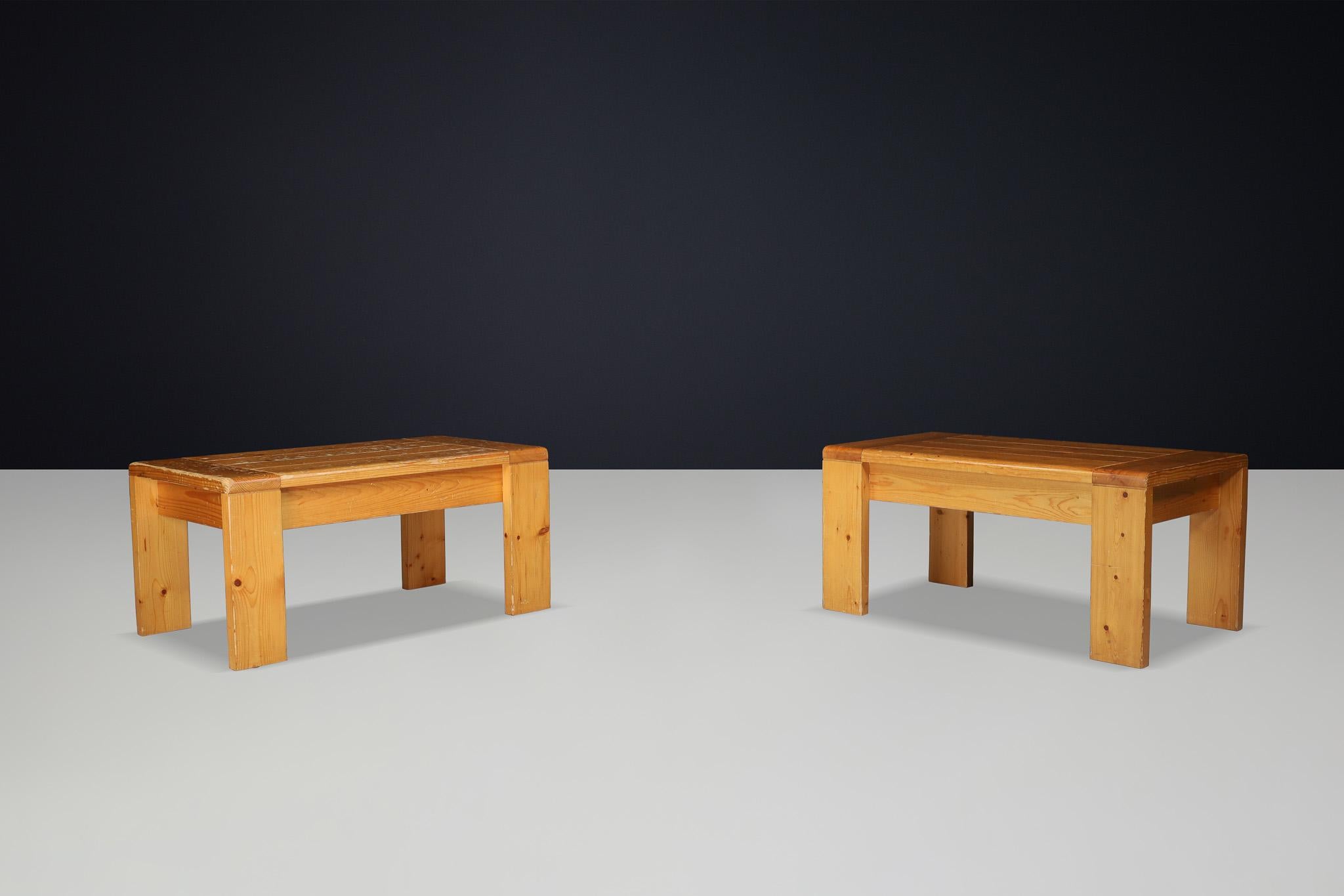 Pin Table basse en pin de style Modernity Charlotte Perriand Les Arcs en vente