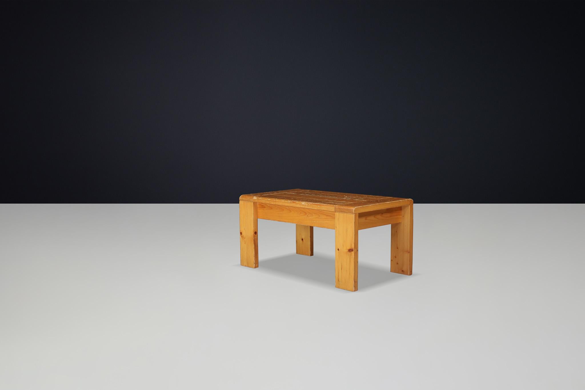 Table basse en pin de style Modernity Charlotte Perriand Les Arcs en vente 1