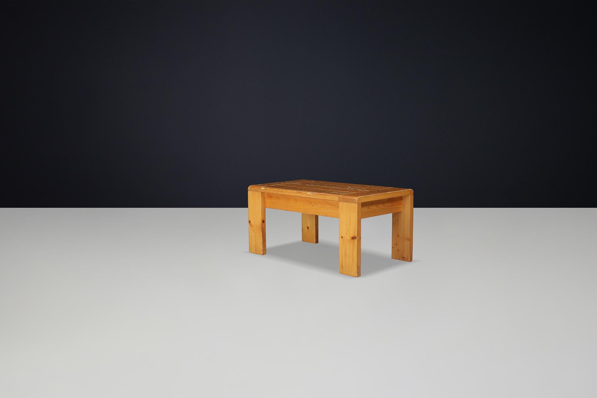 Table basse en pin de style Modernity Charlotte Perriand Les Arcs en vente 2
