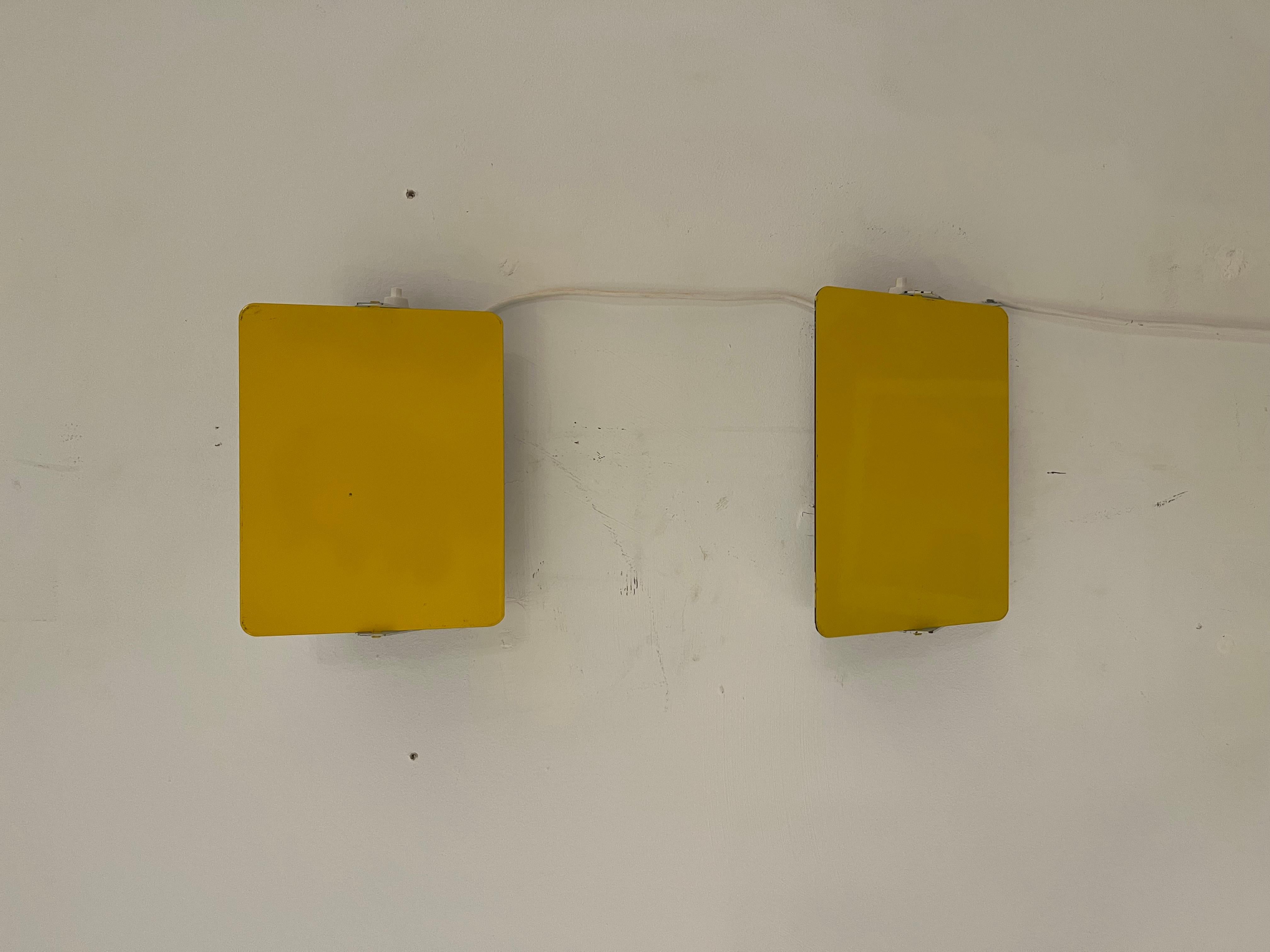 Charlotte Perriand Mod. mi-siècle moderne CP1 Paire d'appliques françaises jaunes en vente 2