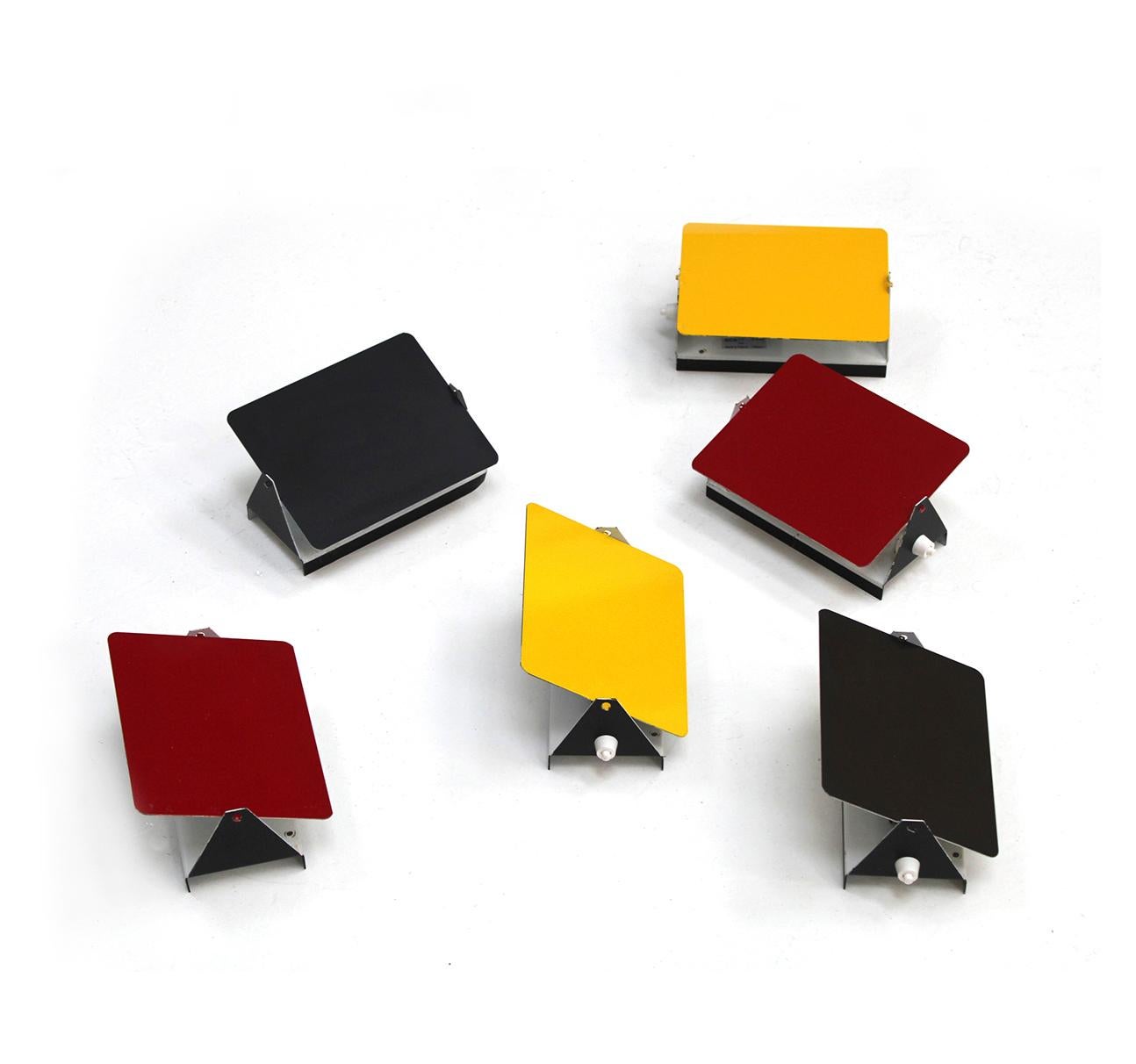 Francese Mid-Century Modern Charlotte Perriand Mod. CP1 Coppia di appliques francesi gialle in vendita