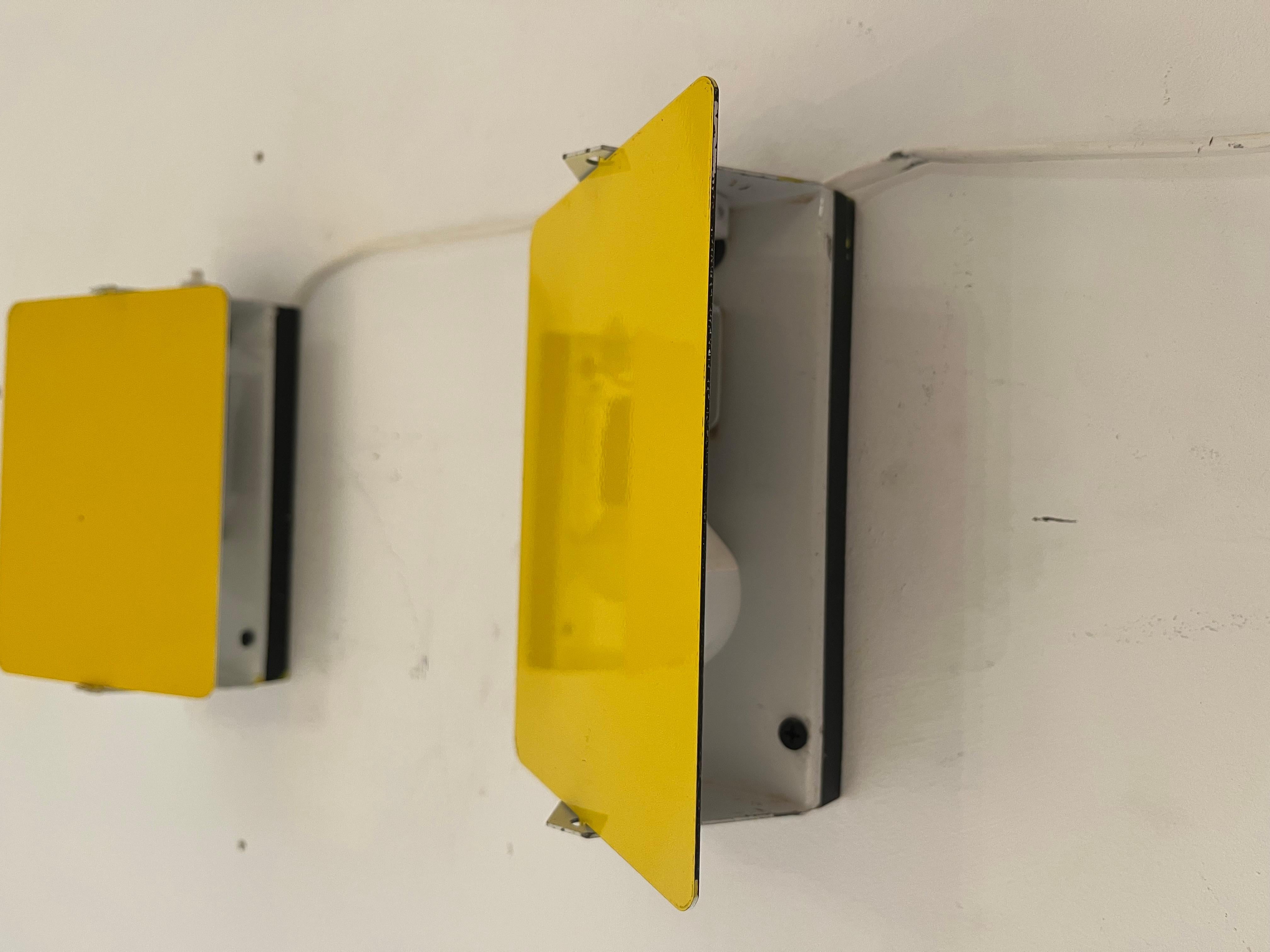 Milieu du XXe siècle Charlotte Perriand Mod. mi-siècle moderne CP1 Paire d'appliques françaises jaunes en vente
