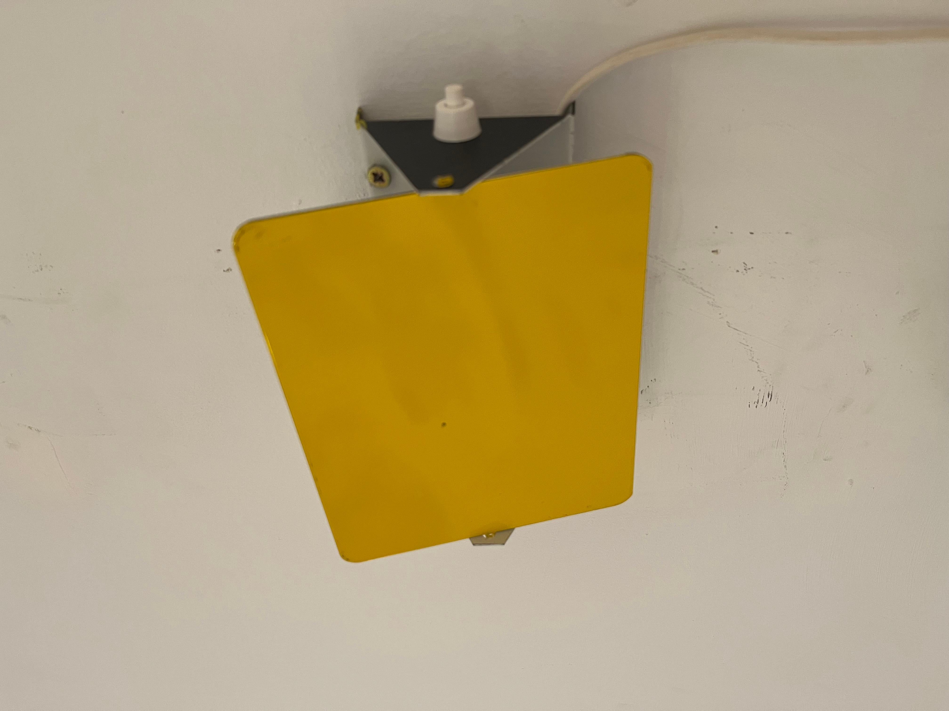 Métal Charlotte Perriand Mod. mi-siècle moderne CP1 Paire d'appliques françaises jaunes en vente