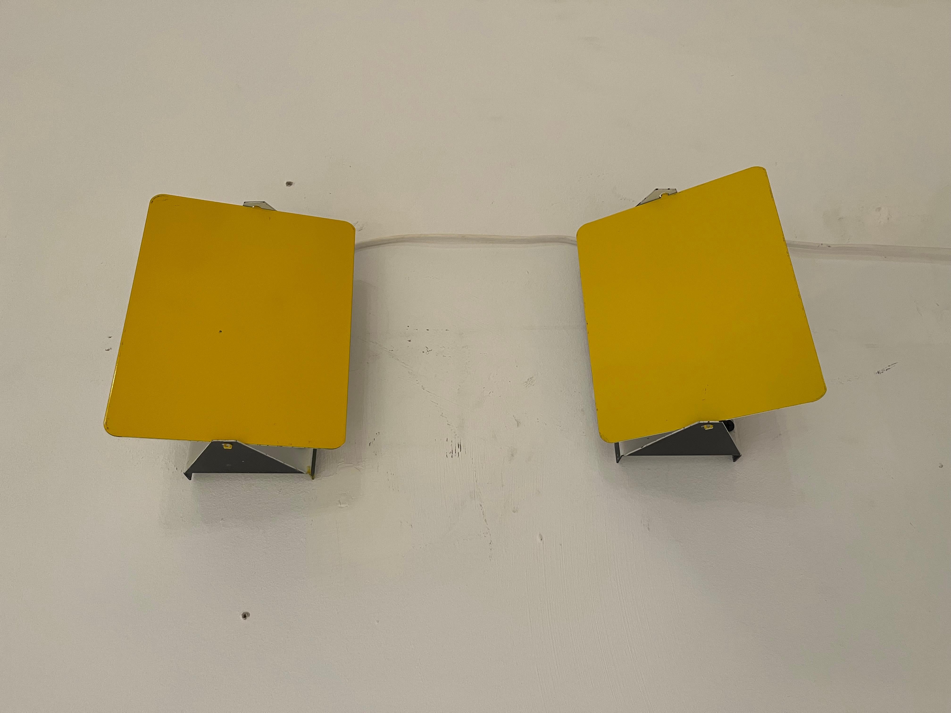 Charlotte Perriand Mod. mi-siècle moderne CP1 Paire d'appliques françaises jaunes en vente 1