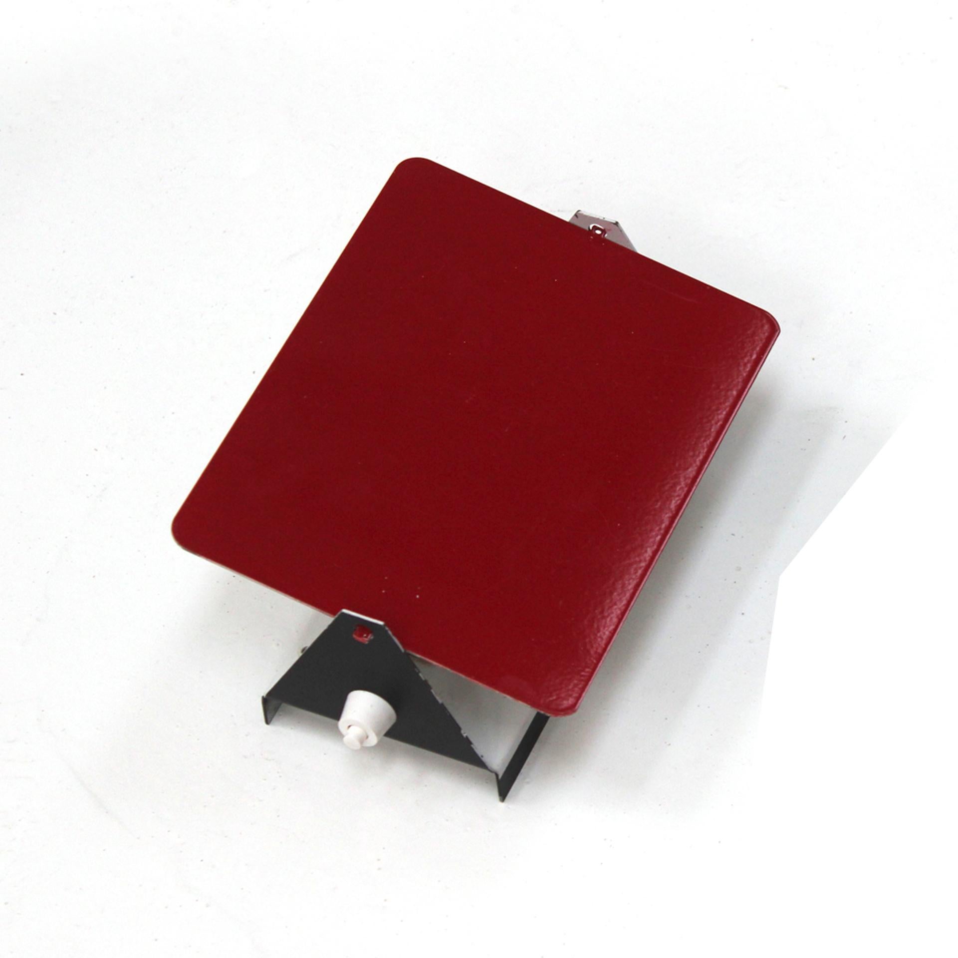 Métal Charlotte Perriand Mod. mi-siècle moderne Paire d'appliques françaises rouges CP1 en vente