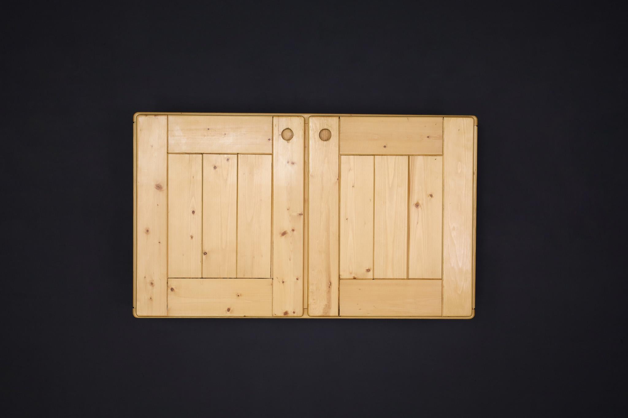 Moderner Hängeschrank aus Kiefernholz von Charlotte Perriand für Les Arcs, Frankreich, 1960er Jahre

Dieser seltene und authentische Hängeschrank aus Kiefernholz wurde von der berühmten Architektin und Designerin Charlotte Perriand in den 1960er