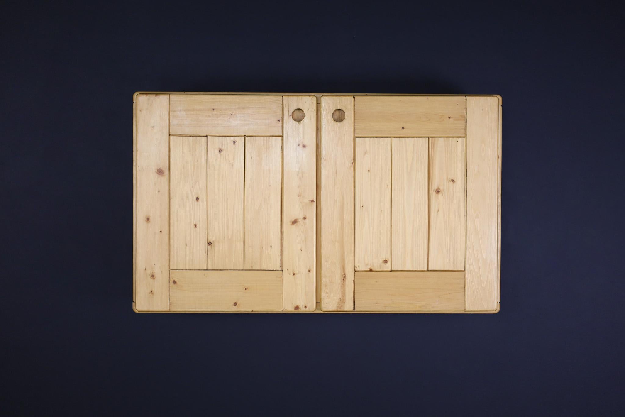 Charlotte Perriand Kiefernholz-Hängelampe für Les Arcs, Frankreich, Moderne der Mitte des Jahrhunderts im Zustand „Gut“ im Angebot in Almelo, NL