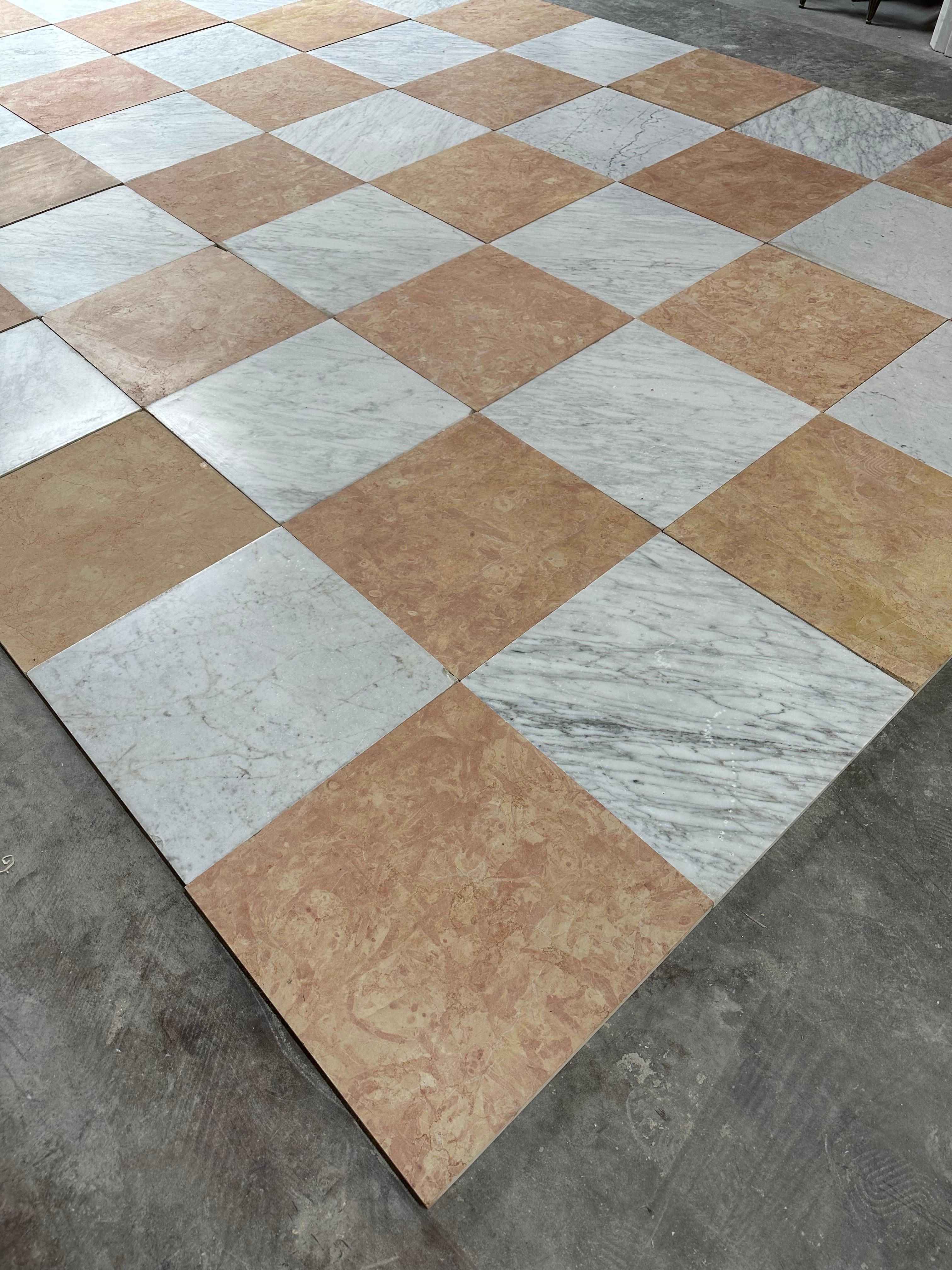 Checkered Mid-Century Modern Bodenbelag (Kalkstein) im Angebot