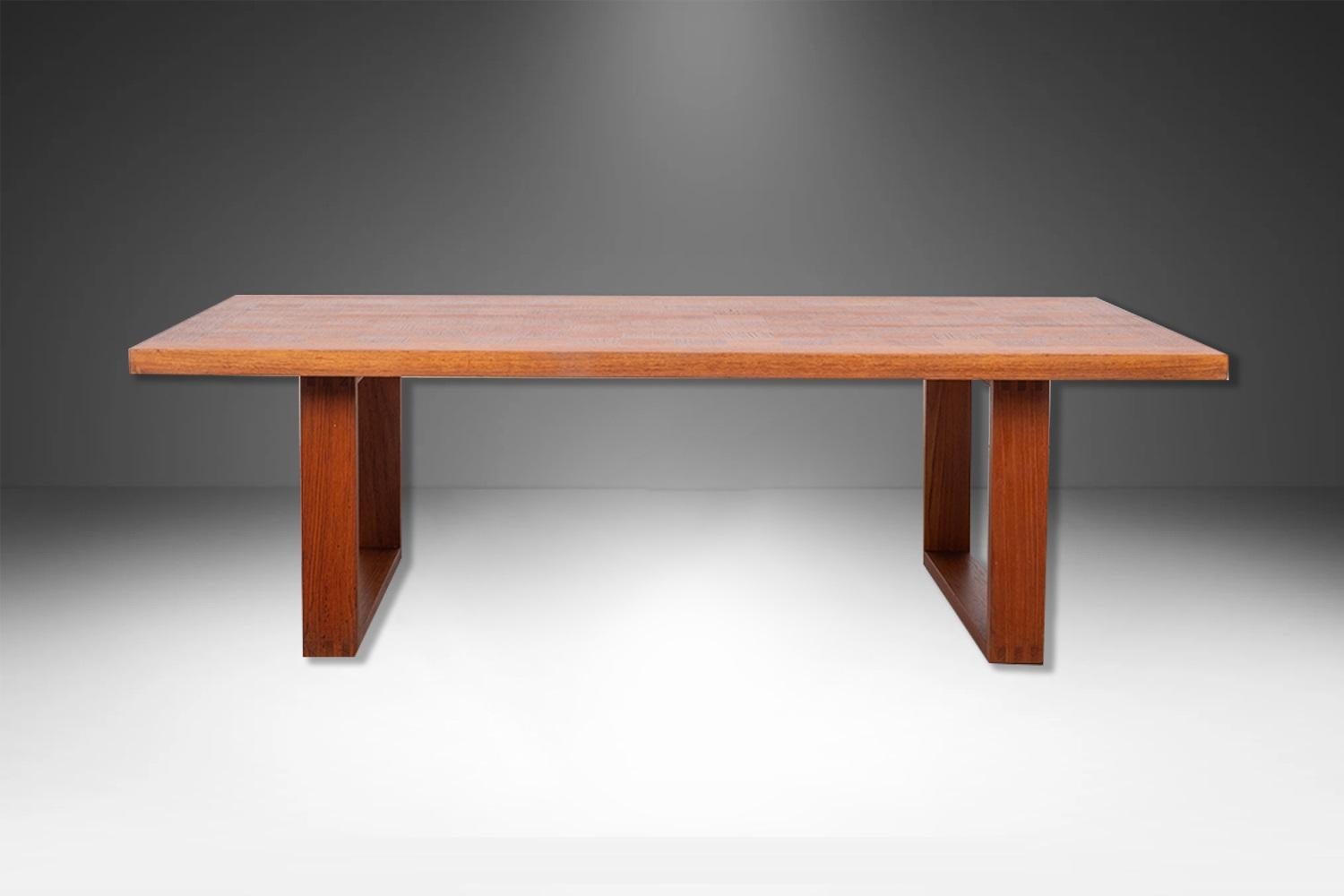 Magnifique table basse rectangulaire à plateau en damier de style moderne du milieu du siècle dernier, par Arne Vodder pour France & Son, vers les années 1960. A.Profiles présente un plateau rectangulaire sur des pieds en caisson avec des