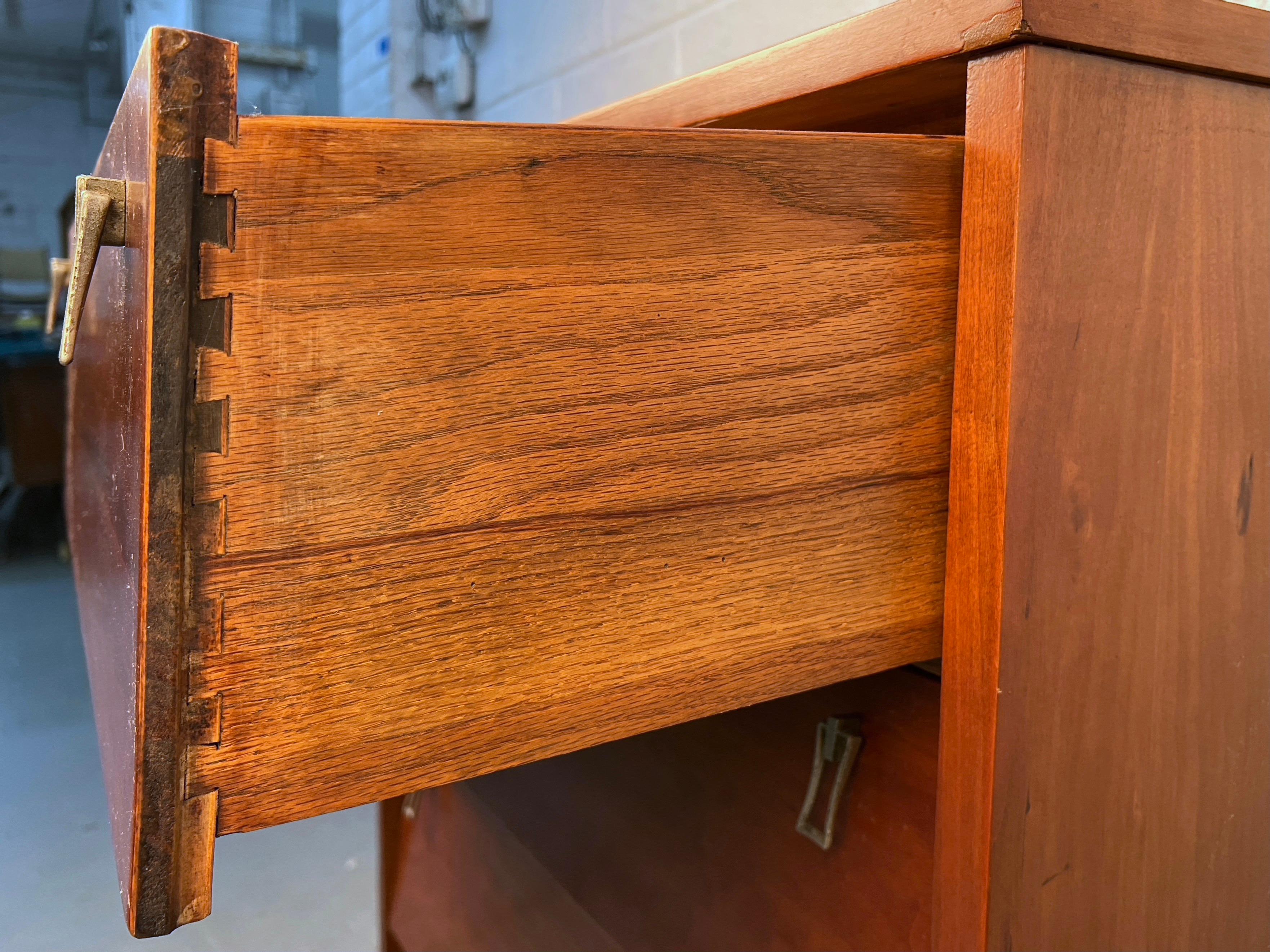 Comò Highboy in ciliegio di Bassett in stile metà secolo moderno in vendita 6