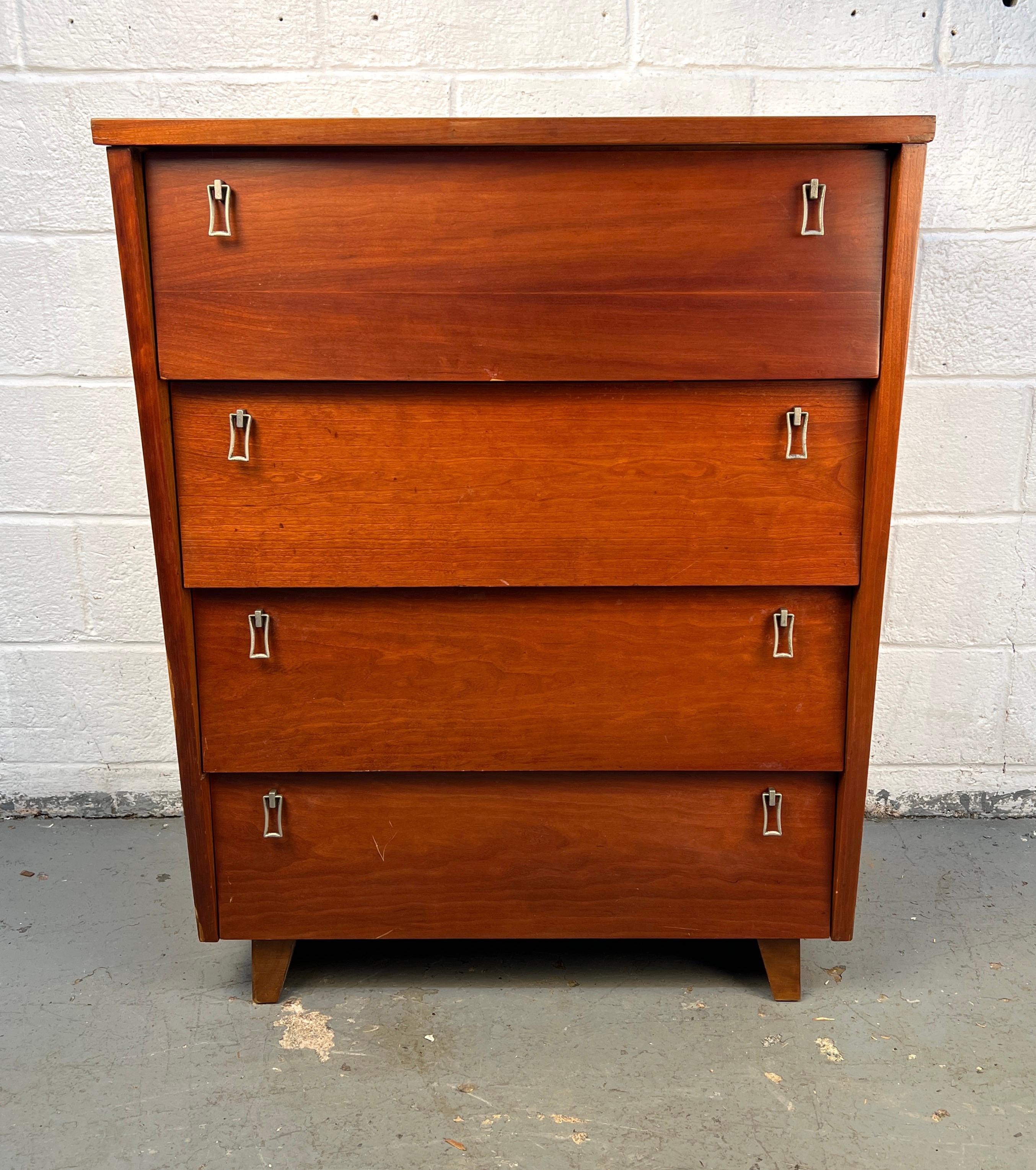 Un comò highboy in ciliegio, moderno e di metà secolo, con sorprendenti frontali dei cassetti inclinati e tiranti scultorei unici. I cassetti in legno massiccio sono una dimostrazione di qualità costruttiva, mentre il design complessivo riflette lo