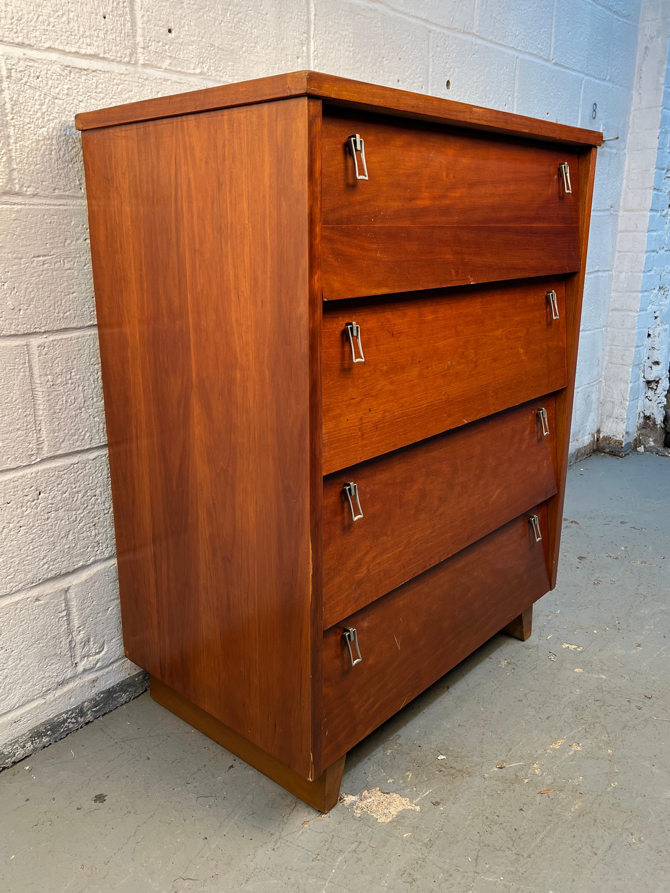 Mid-Century moderno Comò Highboy in ciliegio di Bassett in stile metà secolo moderno in vendita