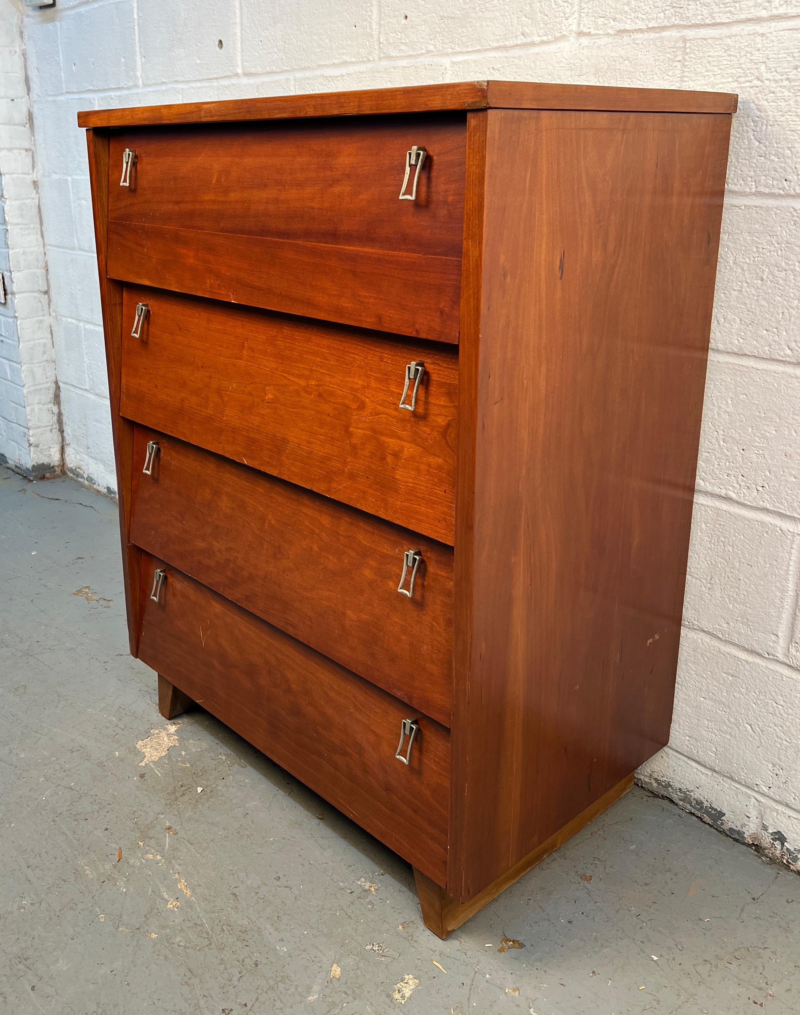 Americano Comò Highboy in ciliegio di Bassett in stile metà secolo moderno in vendita
