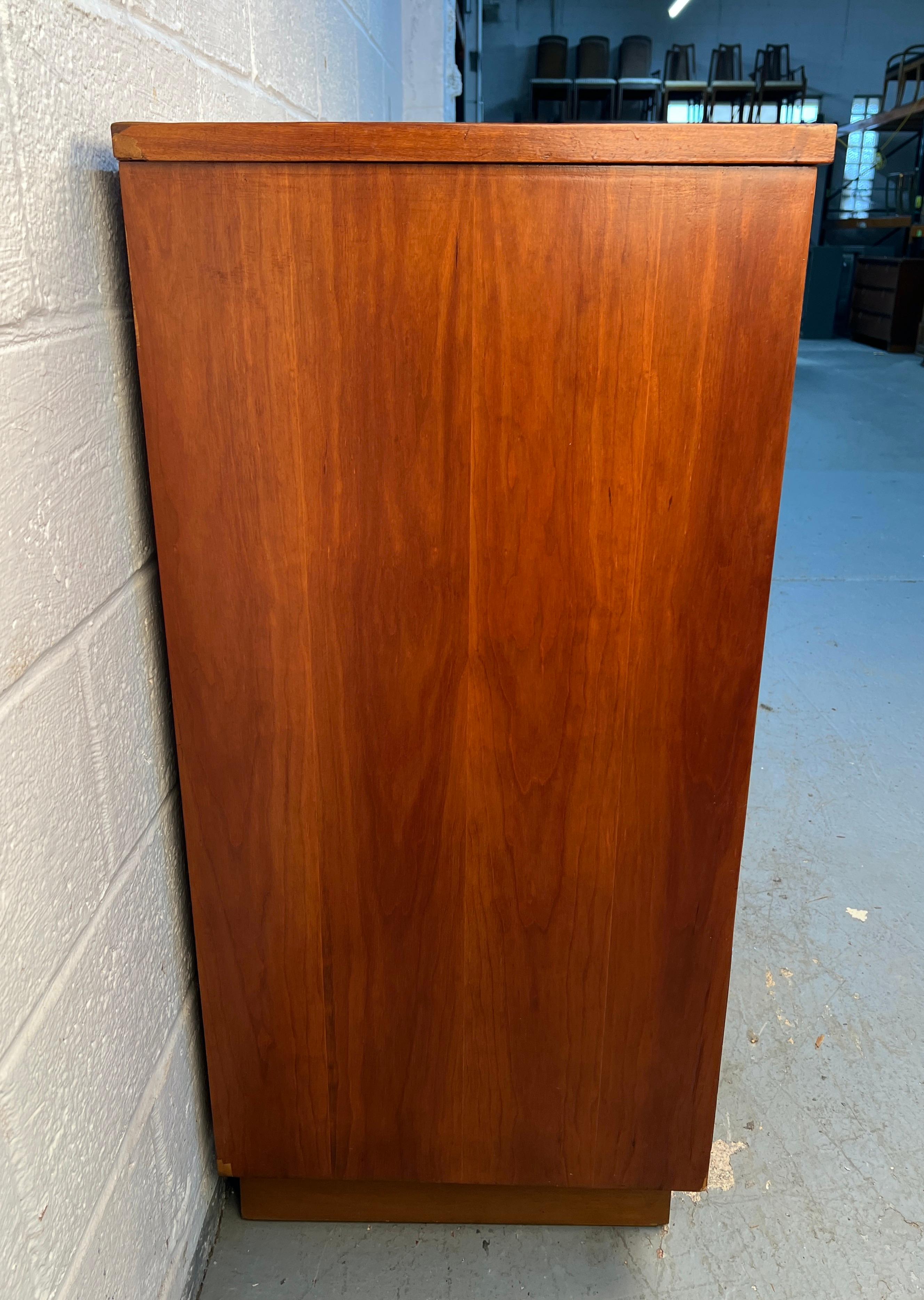 Comò Highboy in ciliegio di Bassett in stile metà secolo moderno In condizioni buone in vendita a Brooklyn, NY