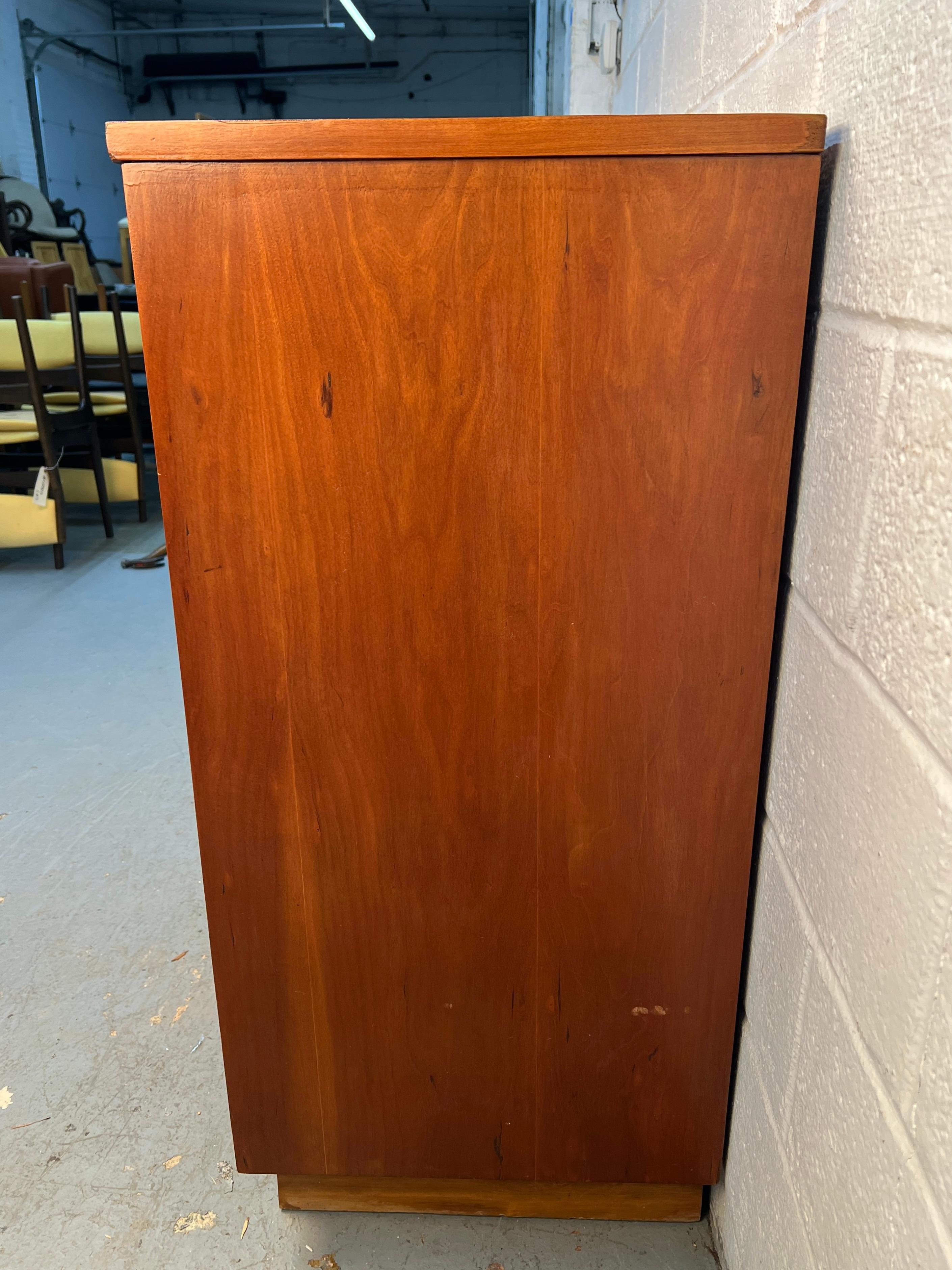 XX secolo Comò Highboy in ciliegio di Bassett in stile metà secolo moderno in vendita