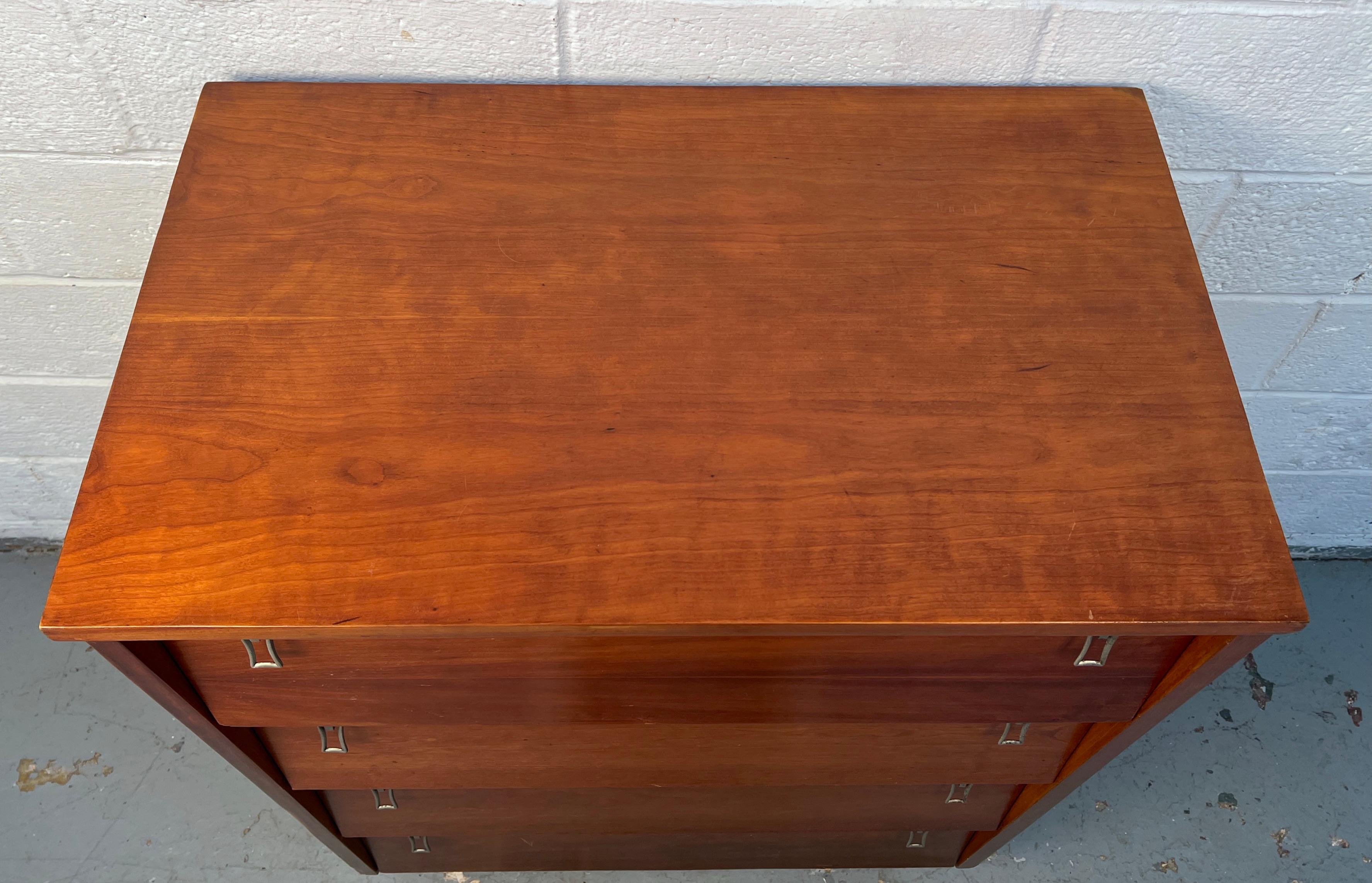 Ciliegio Comò Highboy in ciliegio di Bassett in stile metà secolo moderno in vendita