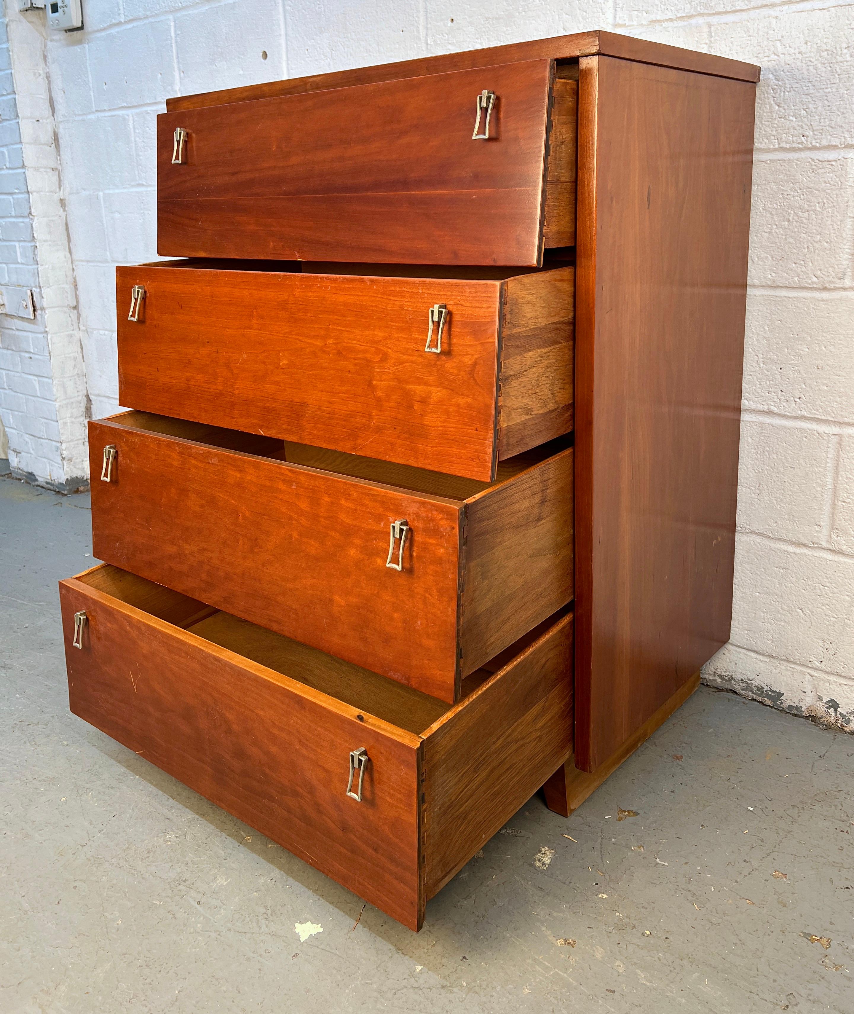 Comò Highboy in ciliegio di Bassett in stile metà secolo moderno in vendita 1