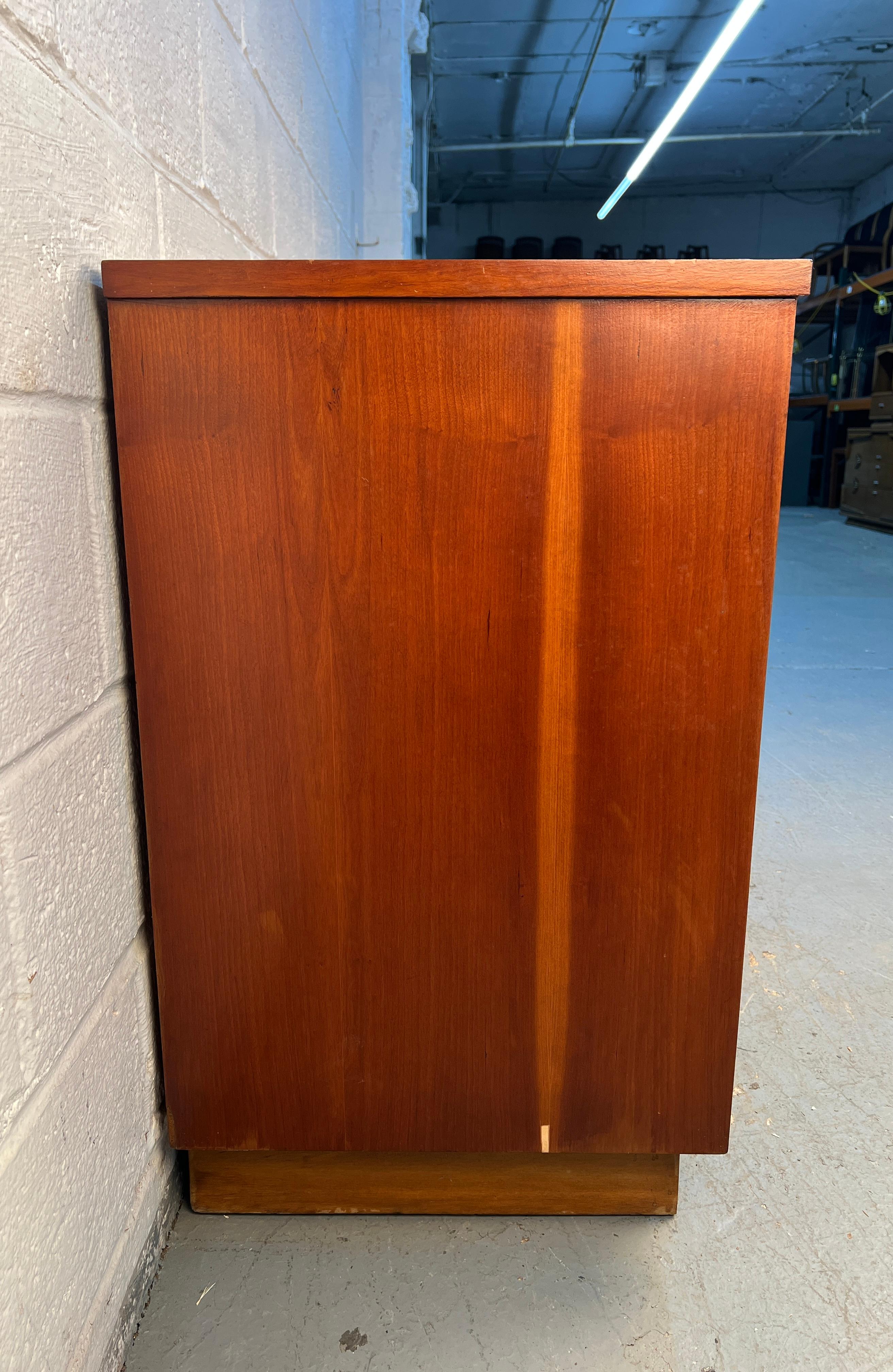 Lowboy in ciliegio di Bassett Furniture, stile metà del secolo scorso in vendita 3