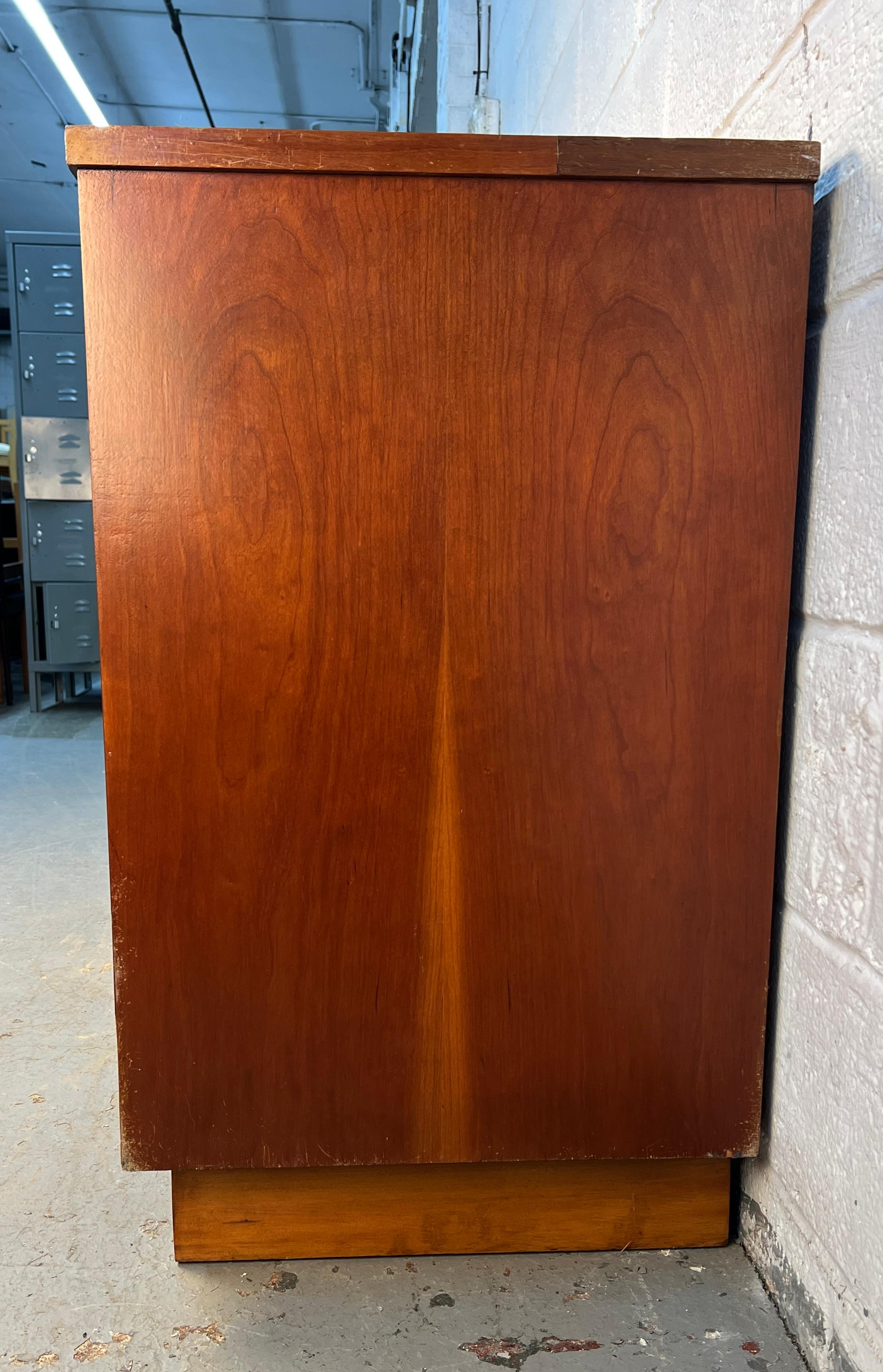 Lowboy in ciliegio di Bassett Furniture, stile metà del secolo scorso in vendita 4