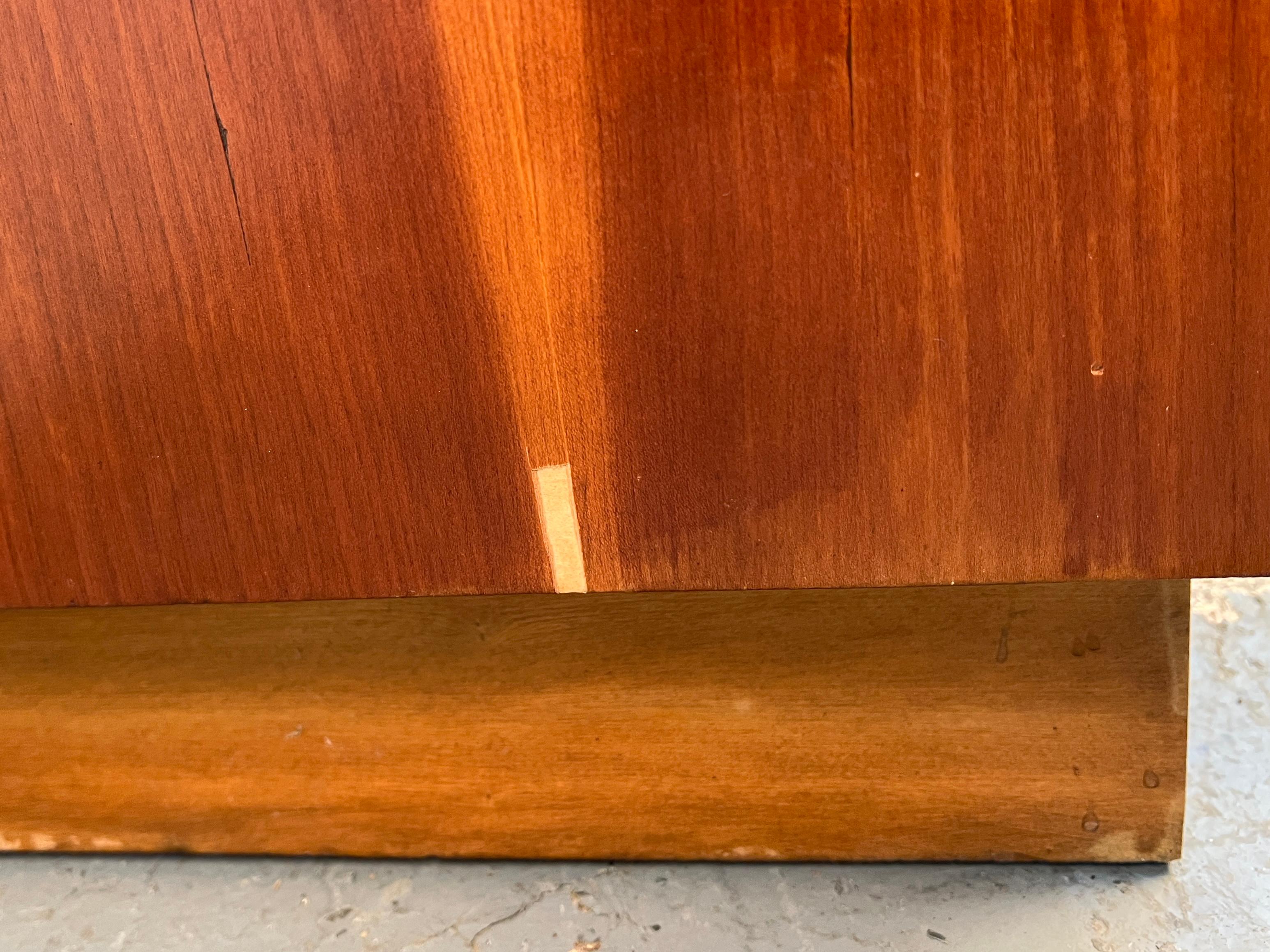 Lowboy in ciliegio di Bassett Furniture, stile metà del secolo scorso in vendita 5