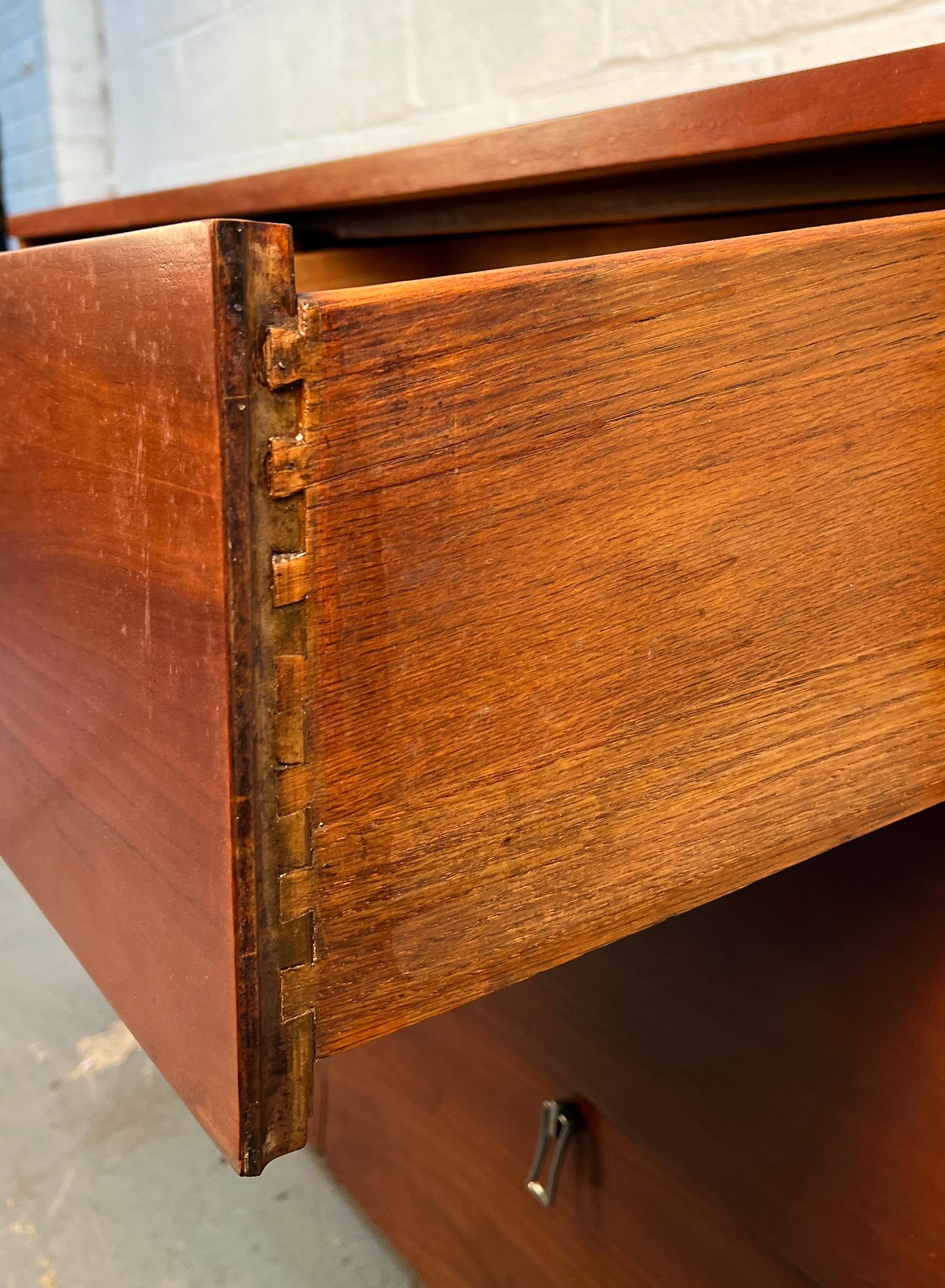 Lowboy in ciliegio di Bassett Furniture, stile metà del secolo scorso in vendita 7