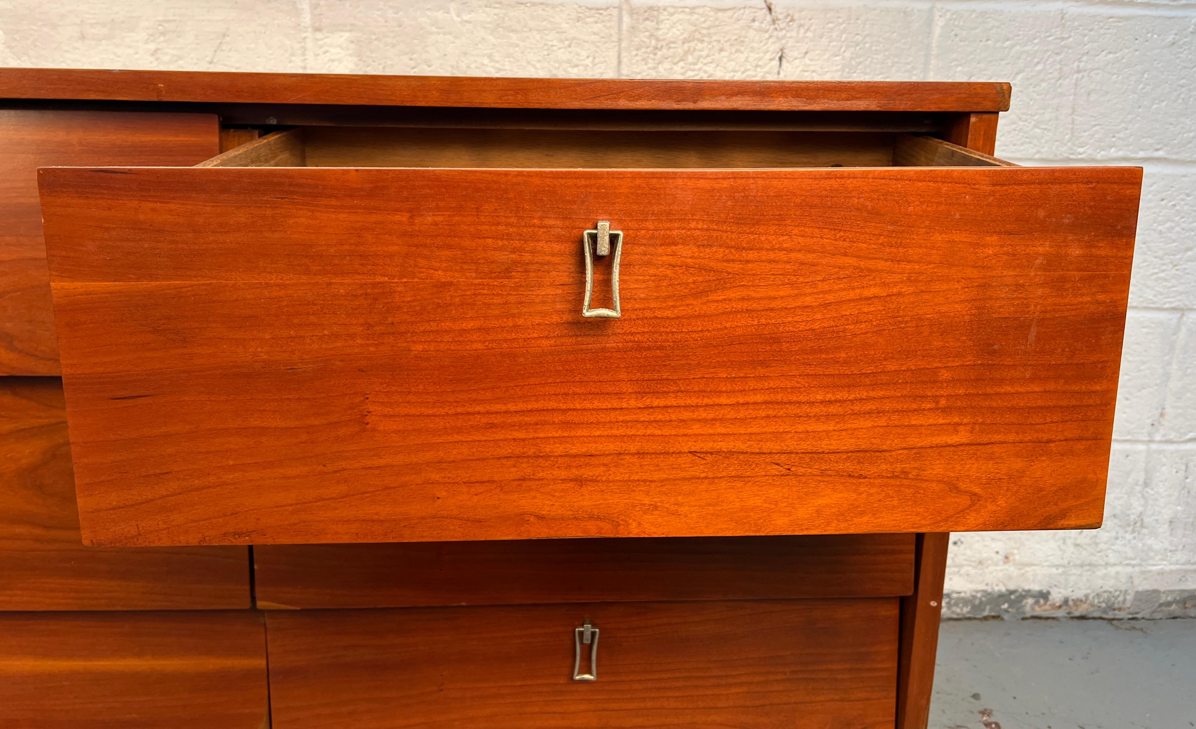 Lowboy in ciliegio di Bassett Furniture, stile metà del secolo scorso in vendita 8