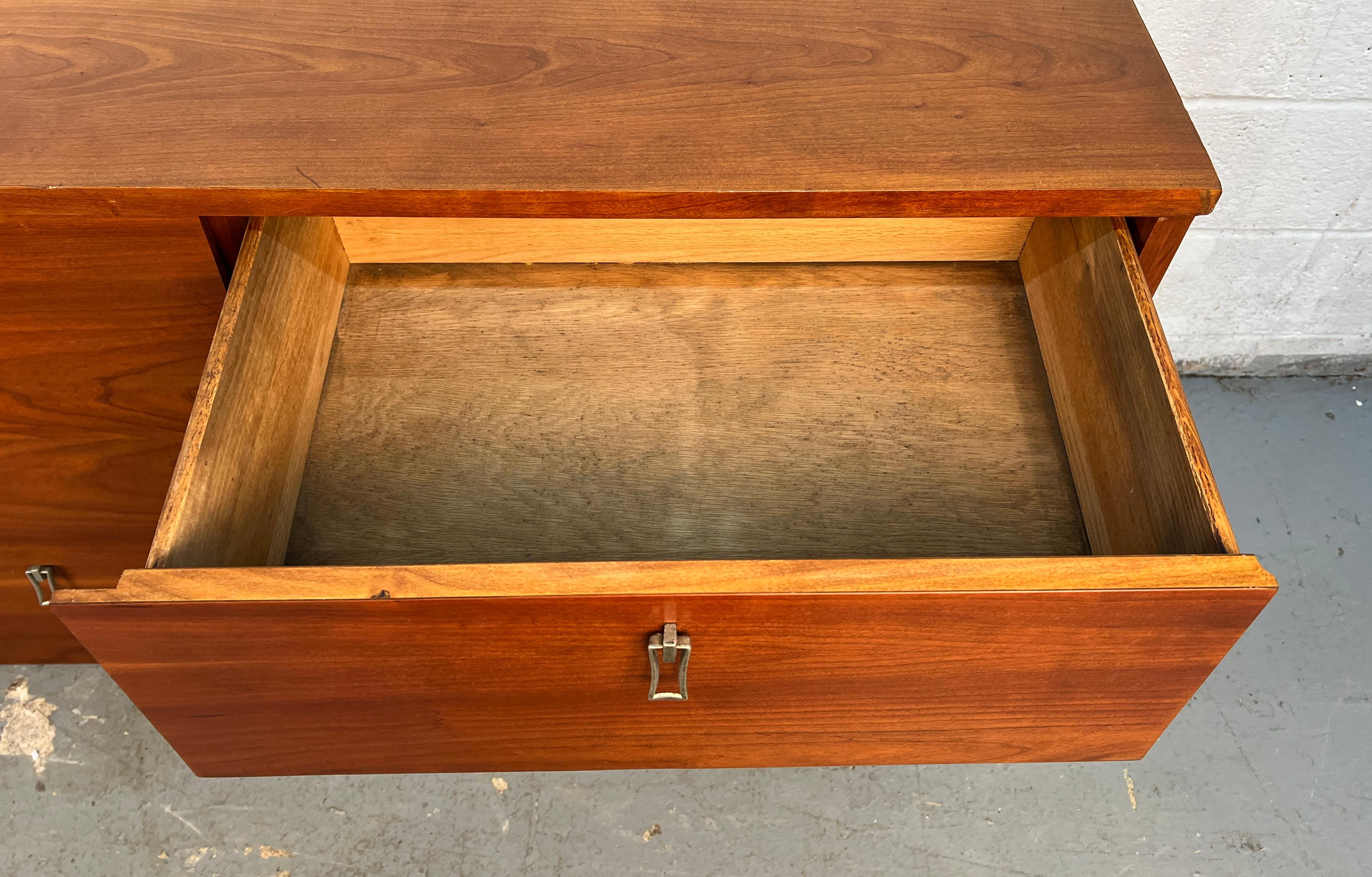 Lowboy in ciliegio di Bassett Furniture, stile metà del secolo scorso in vendita 9