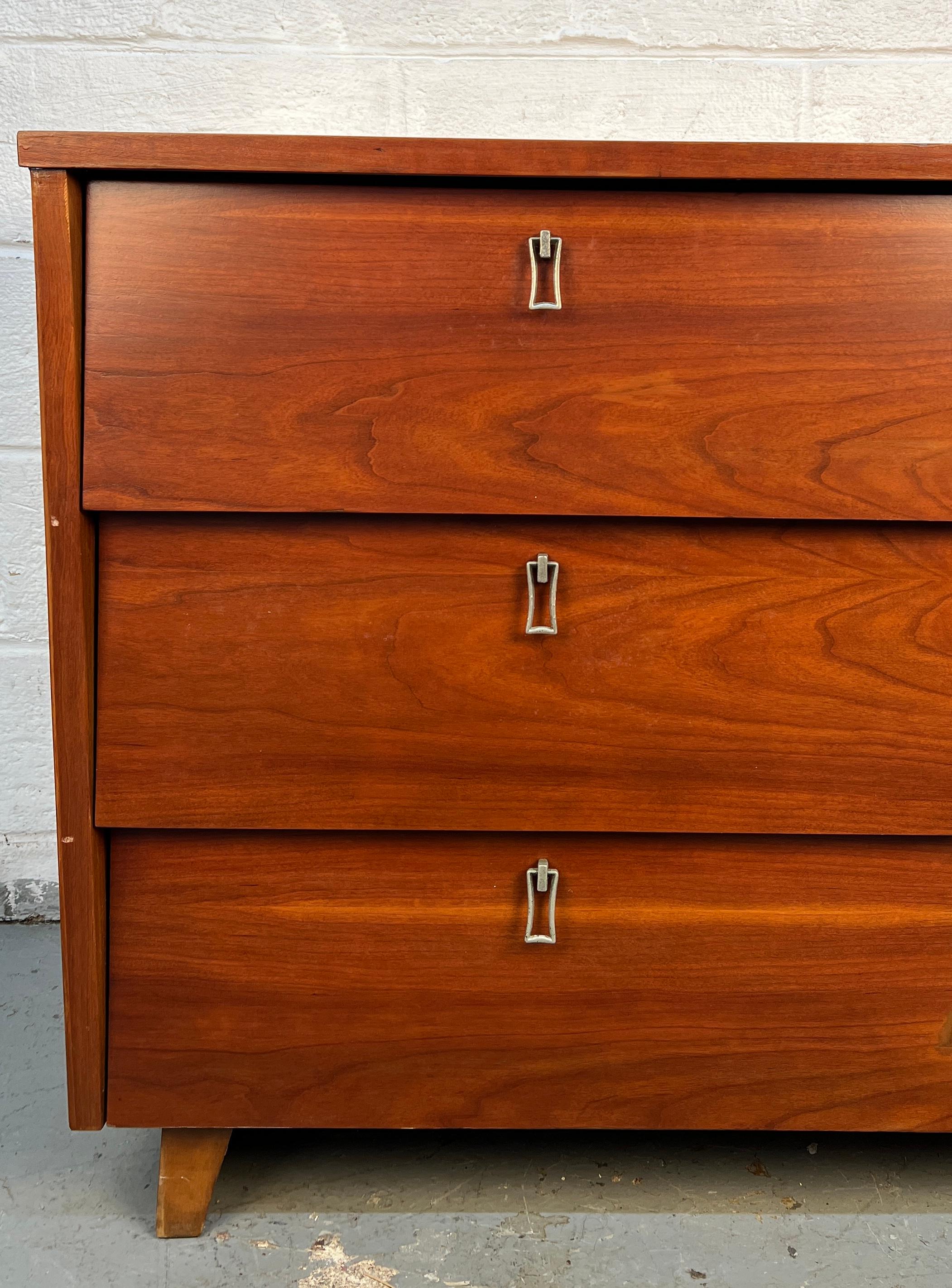 Lowboy in ciliegio di Bassett Furniture, stile metà del secolo scorso in vendita 10