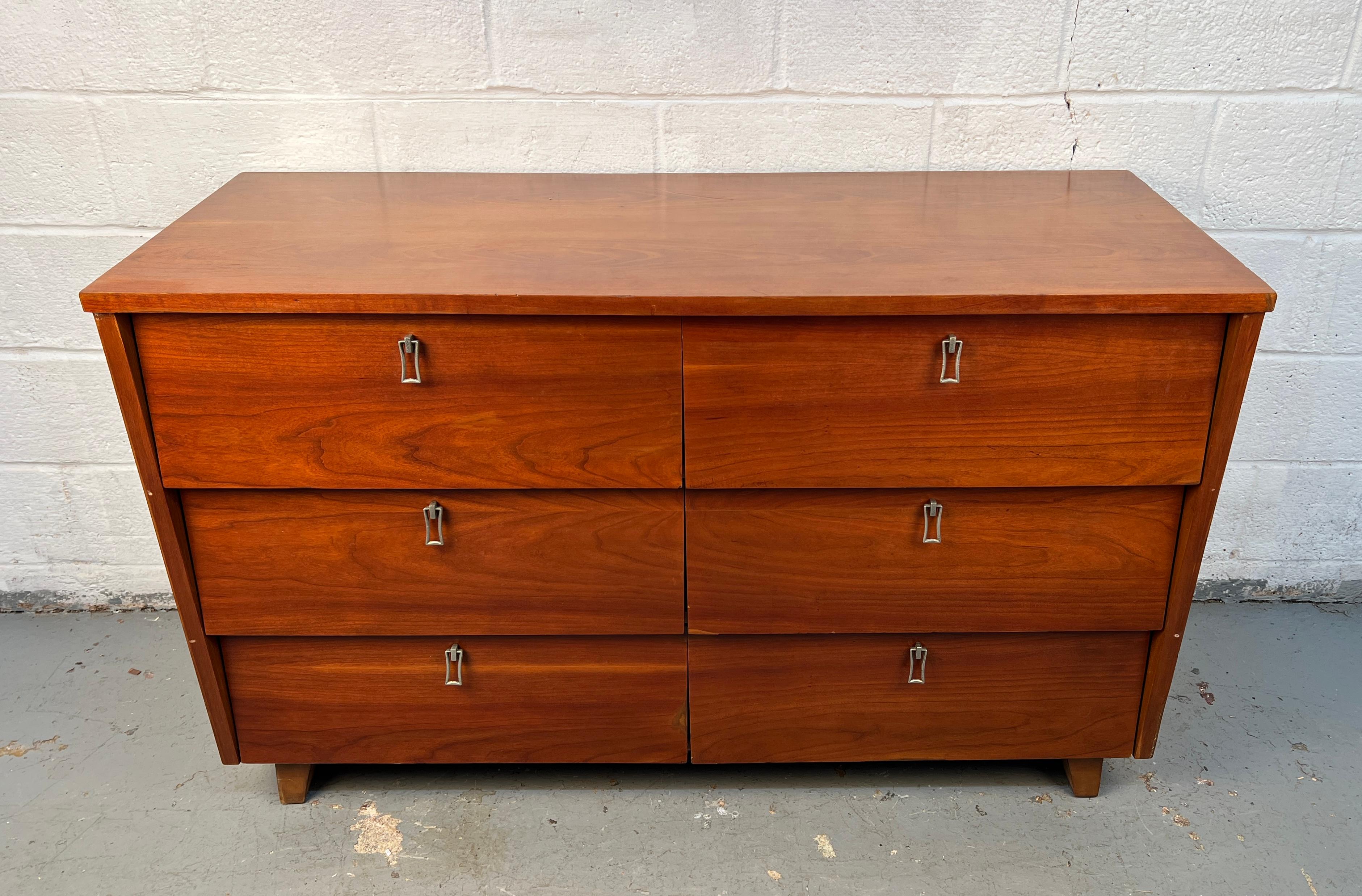 Mid-Century moderno Lowboy in ciliegio di Bassett Furniture, stile metà del secolo scorso in vendita