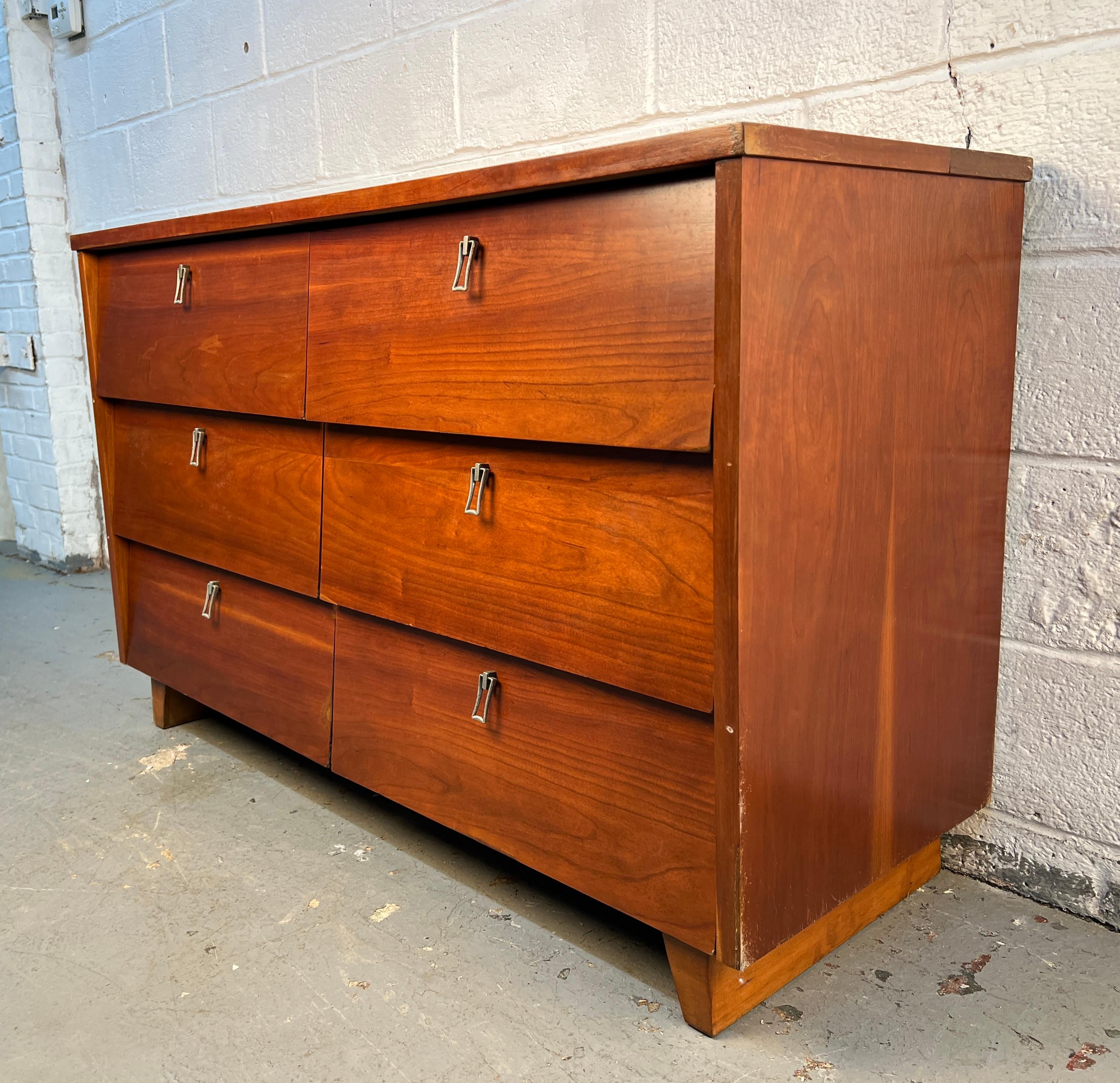 Lowboy in ciliegio di Bassett Furniture, stile metà del secolo scorso In condizioni buone in vendita a Brooklyn, NY