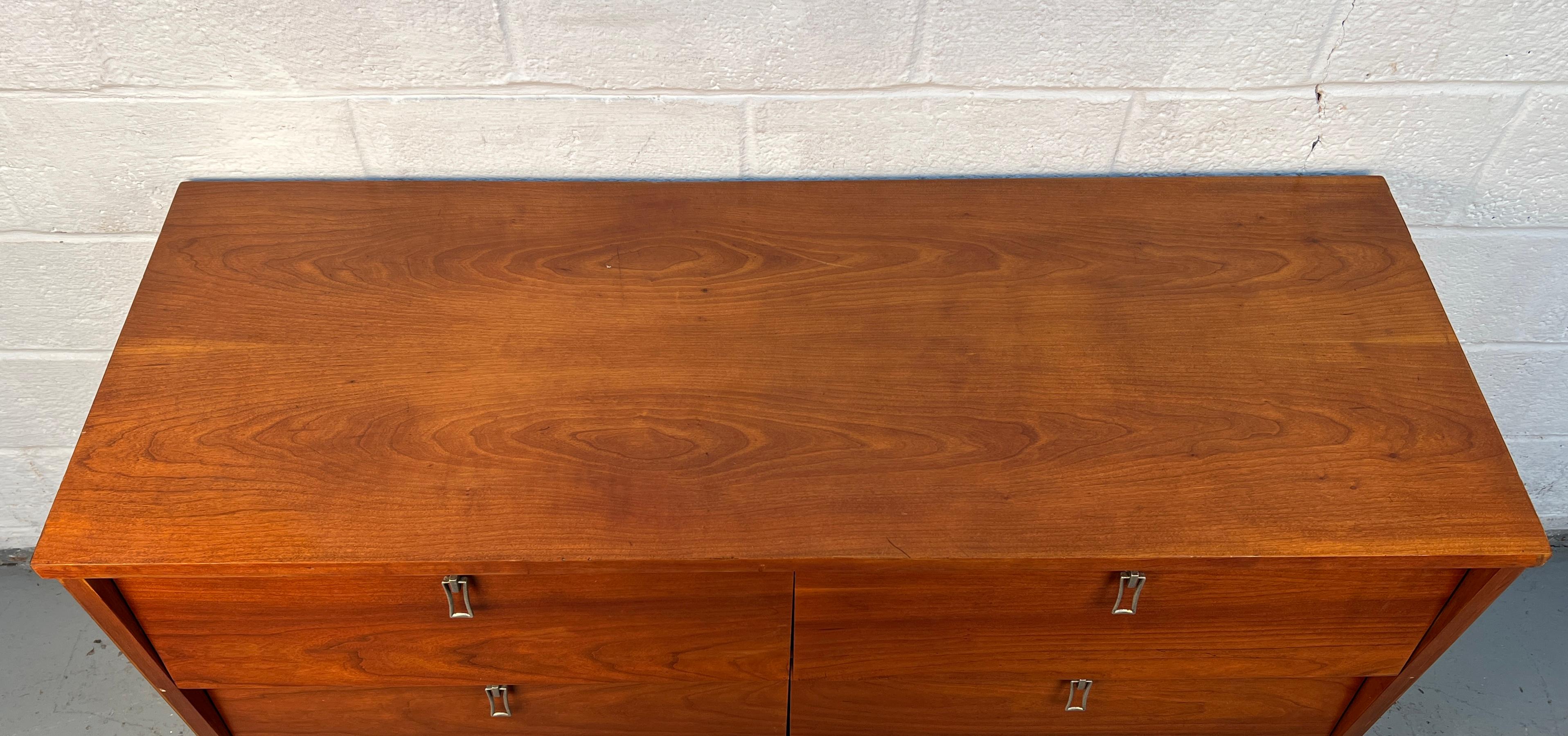 XX secolo Lowboy in ciliegio di Bassett Furniture, stile metà del secolo scorso in vendita