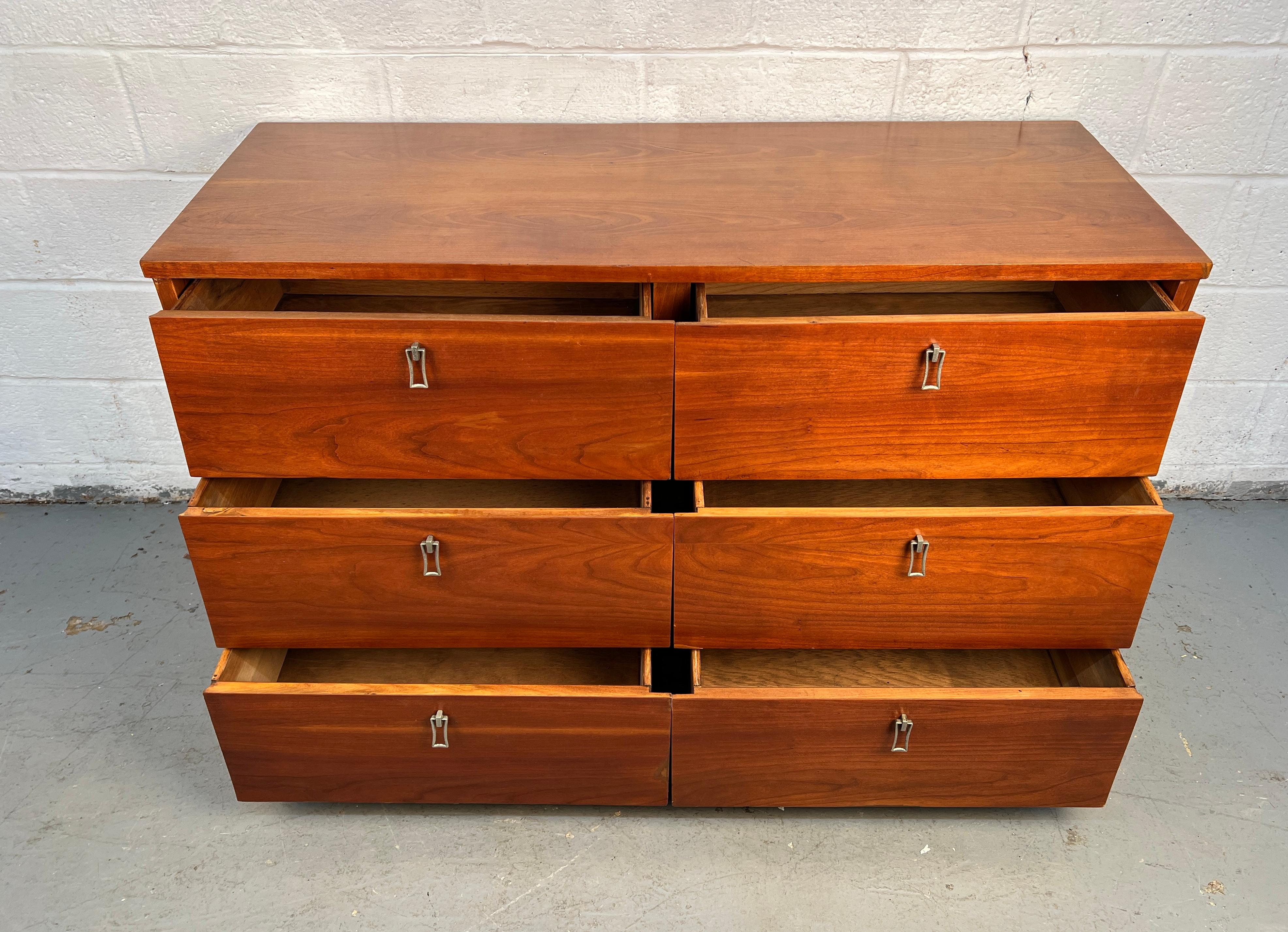 Ciliegio Lowboy in ciliegio di Bassett Furniture, stile metà del secolo scorso in vendita