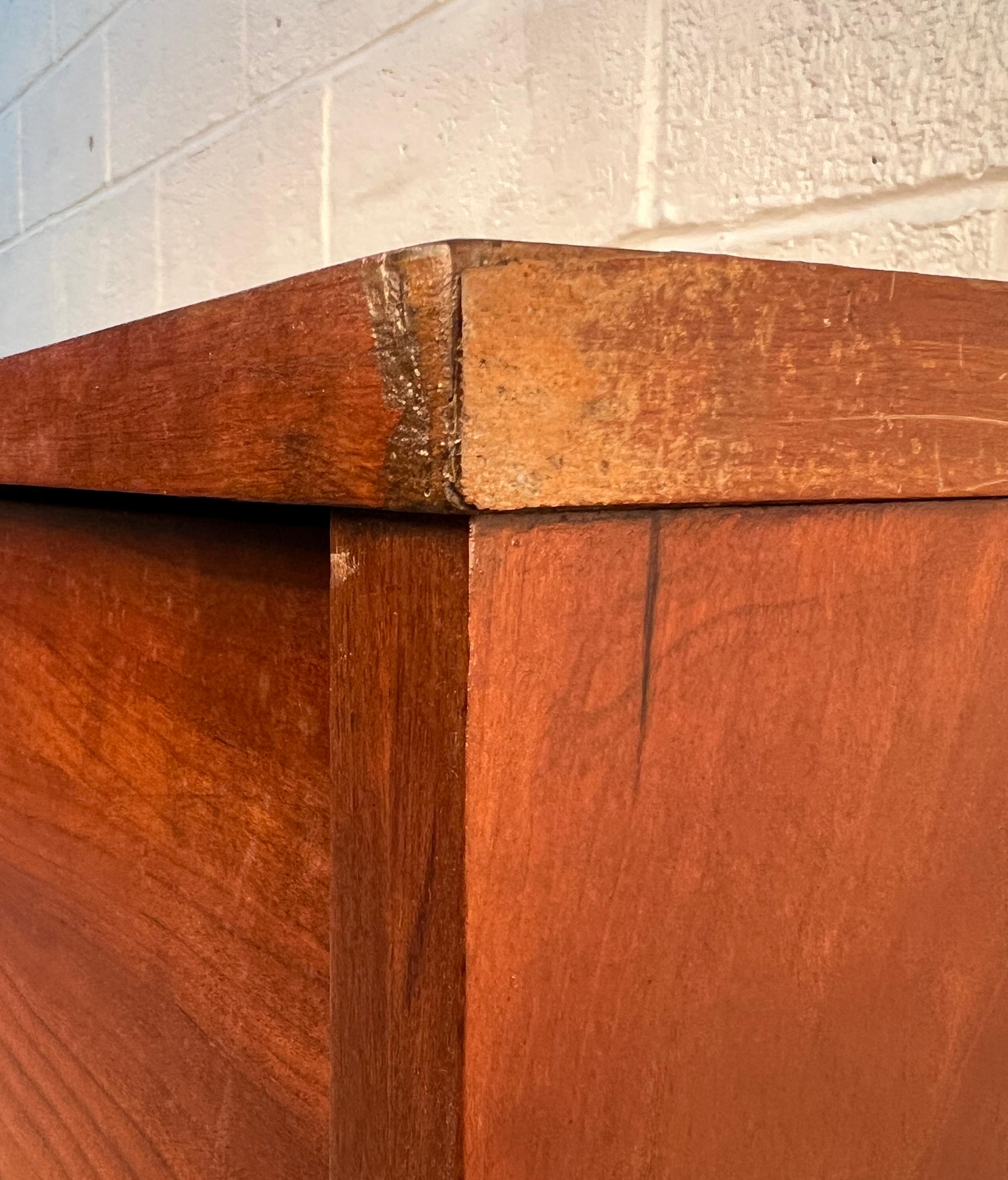 Lowboy in ciliegio di Bassett Furniture, stile metà del secolo scorso in vendita 2