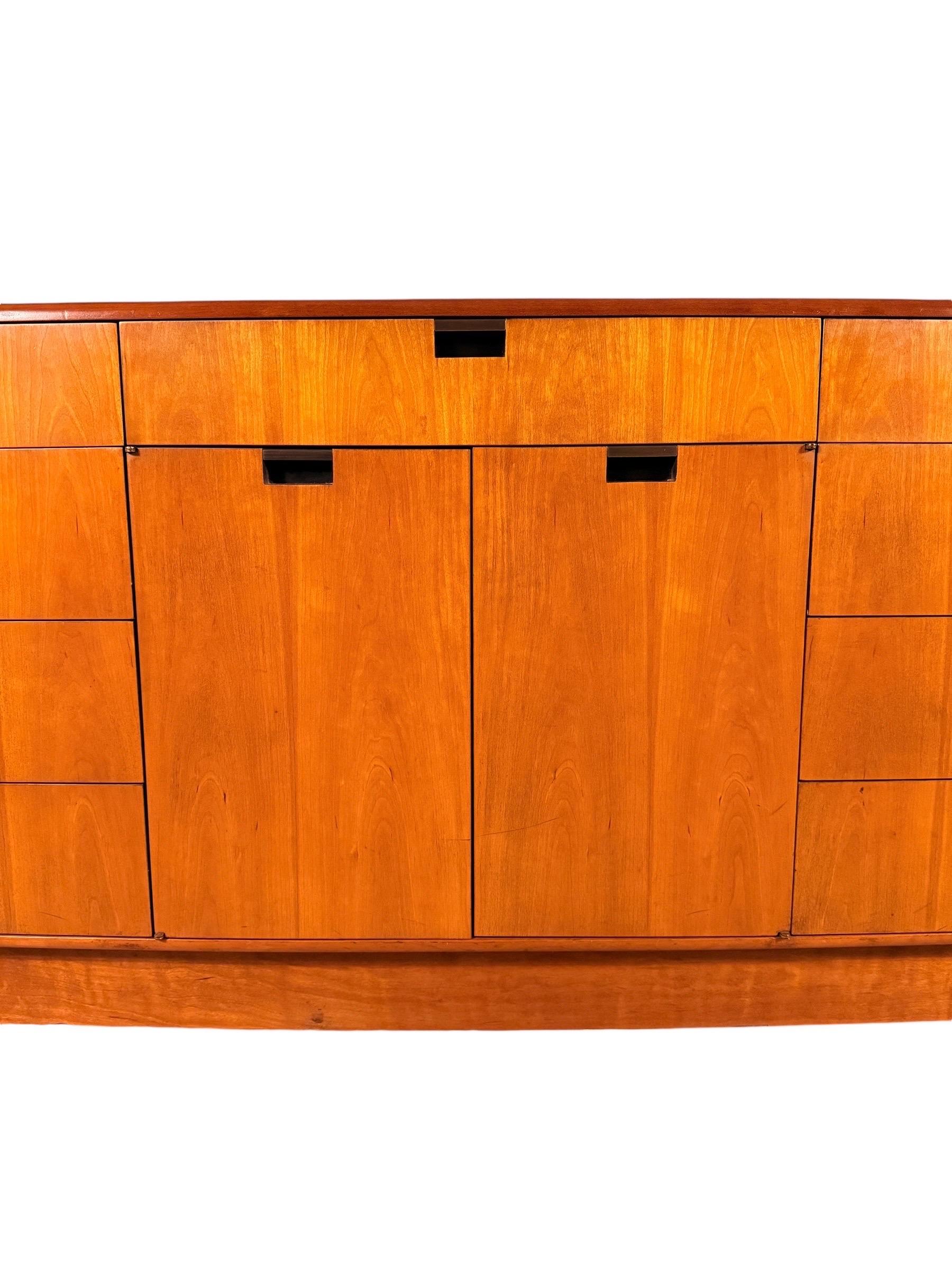 Mid-Century moderno Credenza in ciliegio moderna di metà secolo di Dunbar Furniture in vendita