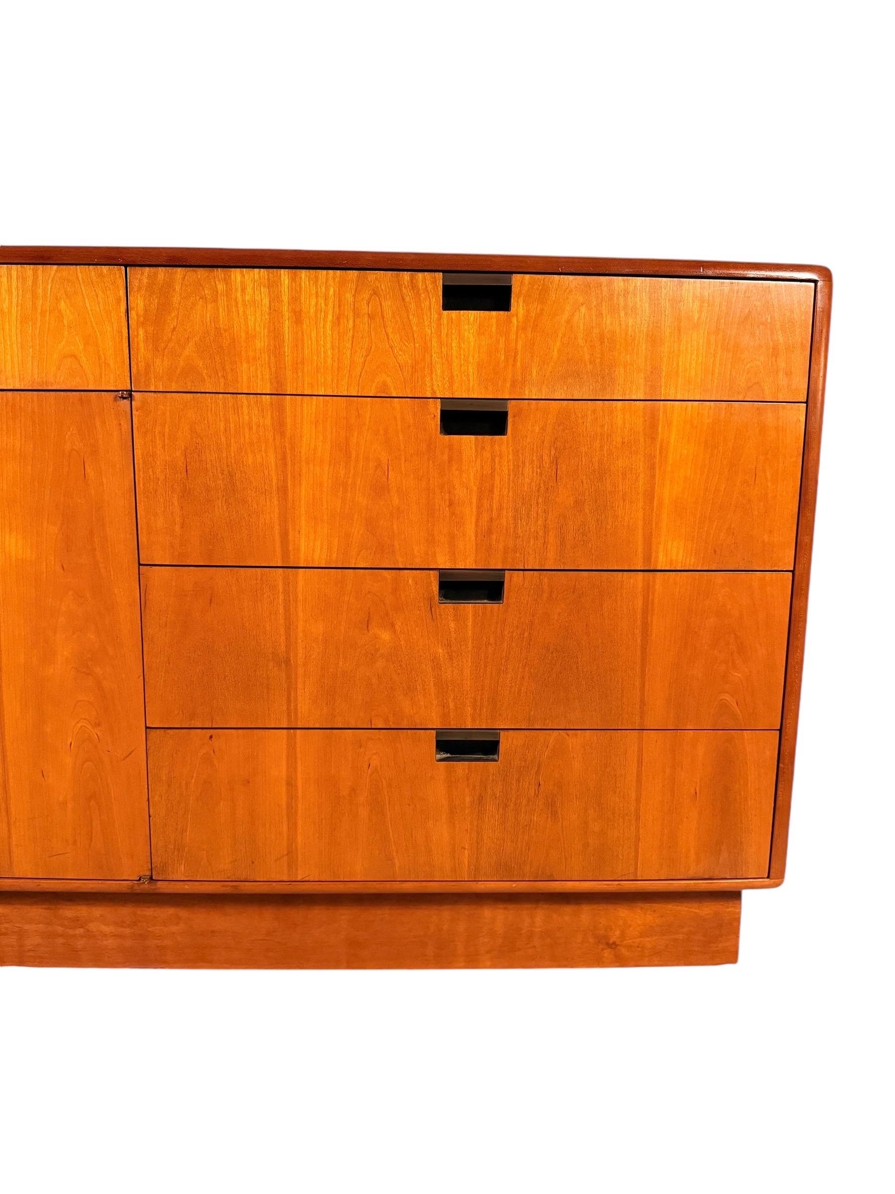 Americano Credenza in ciliegio moderna di metà secolo di Dunbar Furniture in vendita
