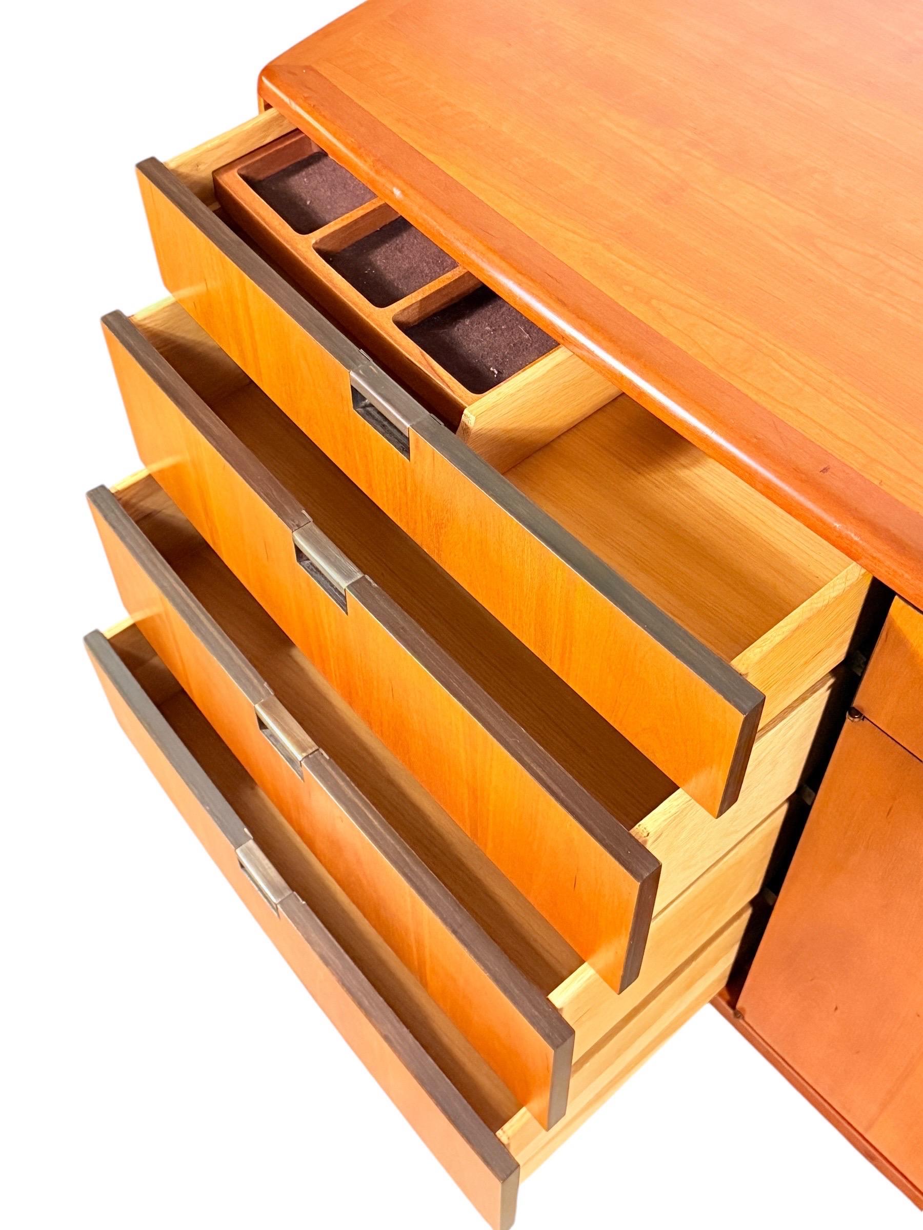 XX secolo Credenza in ciliegio moderna di metà secolo di Dunbar Furniture in vendita