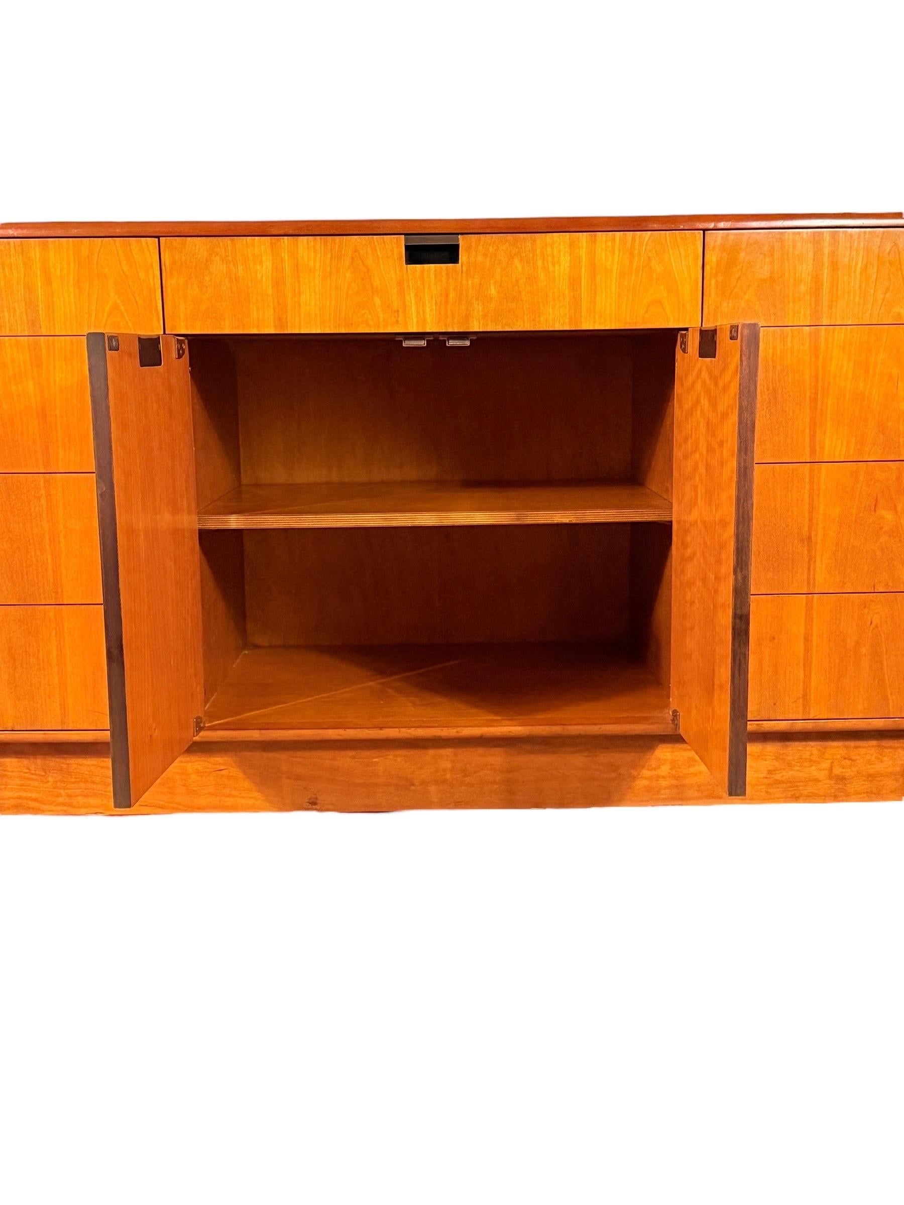 Ciliegio Credenza in ciliegio moderna di metà secolo di Dunbar Furniture in vendita