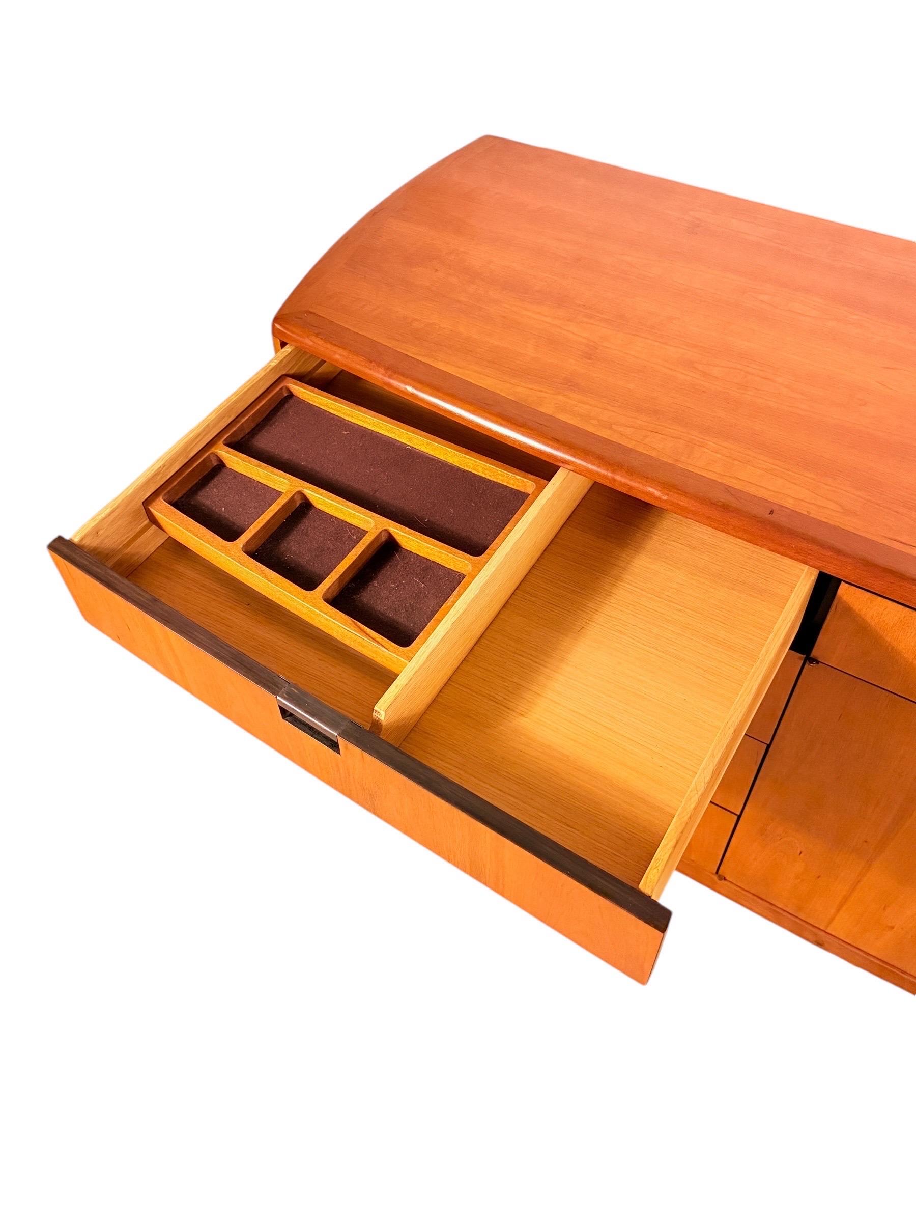 Credenza in ciliegio moderna di metà secolo di Dunbar Furniture in vendita 1