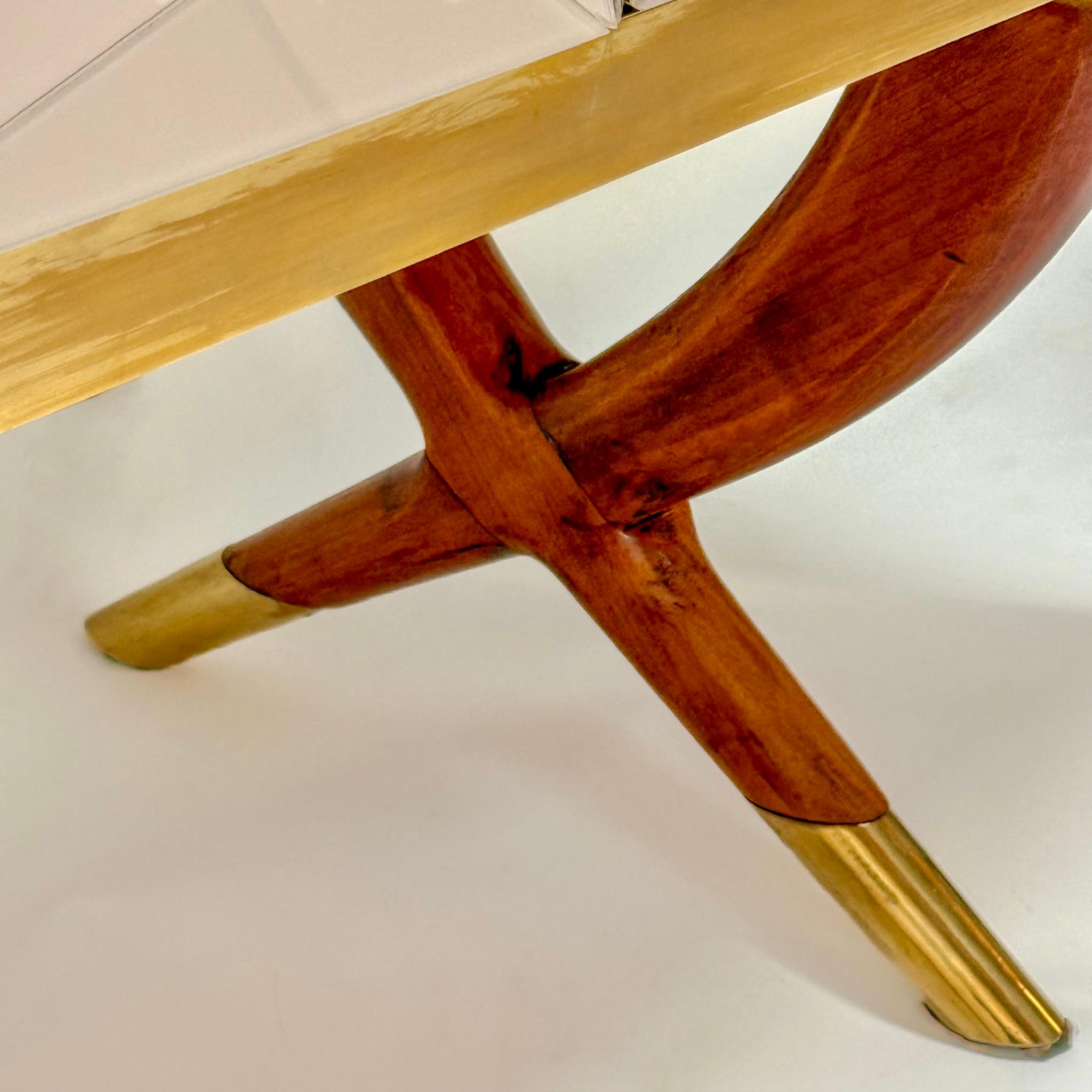 Mobile in legno di ciliegio e ottone e vetro opalino tridimensionale della modernità di metà secolo in vendita 3