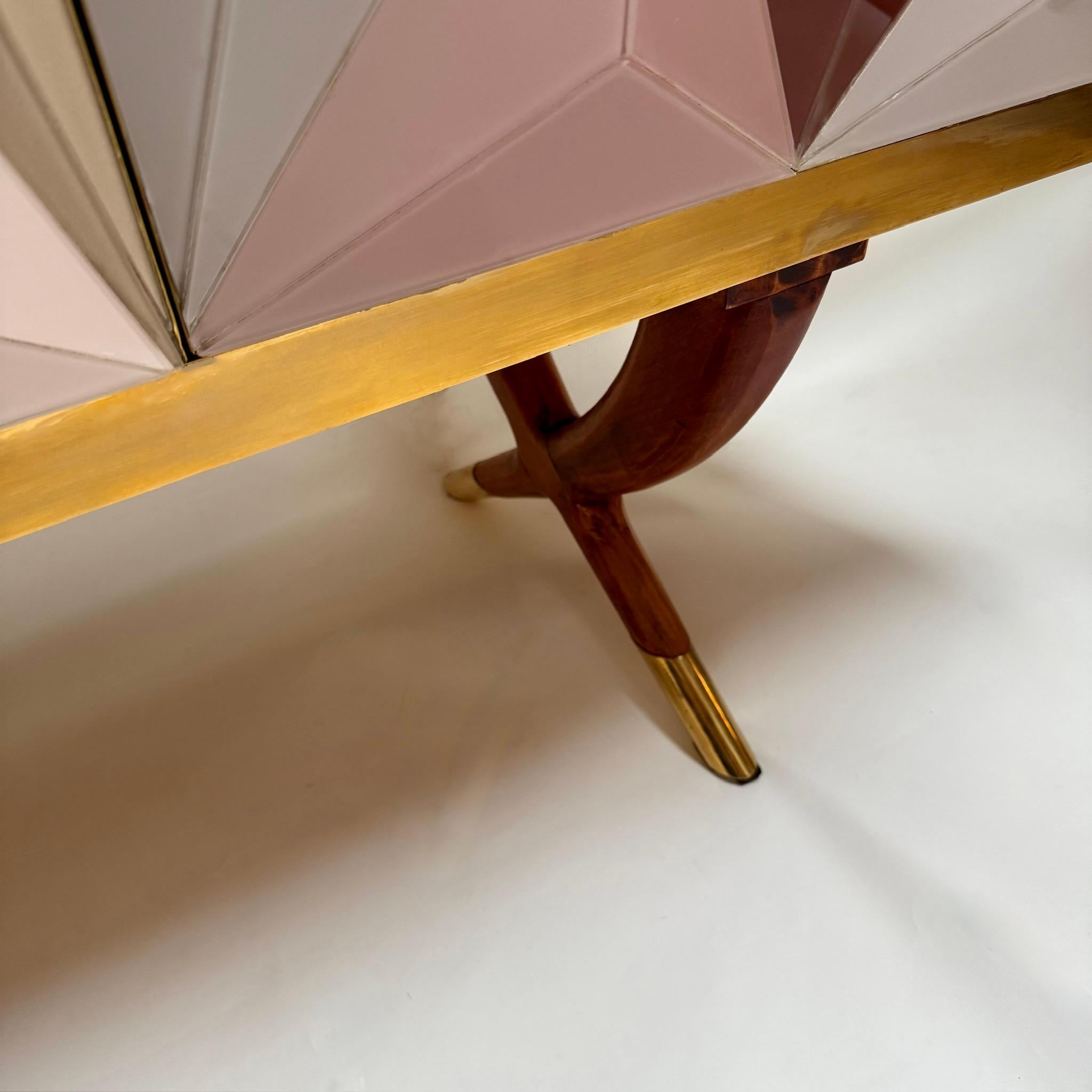 Mobile in legno di ciliegio e ottone e vetro opalino tridimensionale della modernità di metà secolo in vendita 4