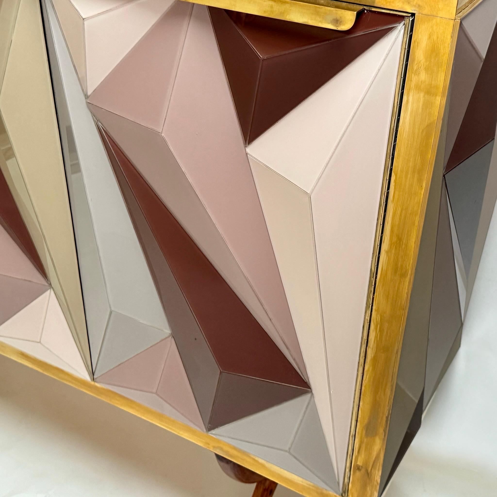 Mobile in legno di ciliegio e ottone e vetro opalino tridimensionale della modernità di metà secolo in vendita 6