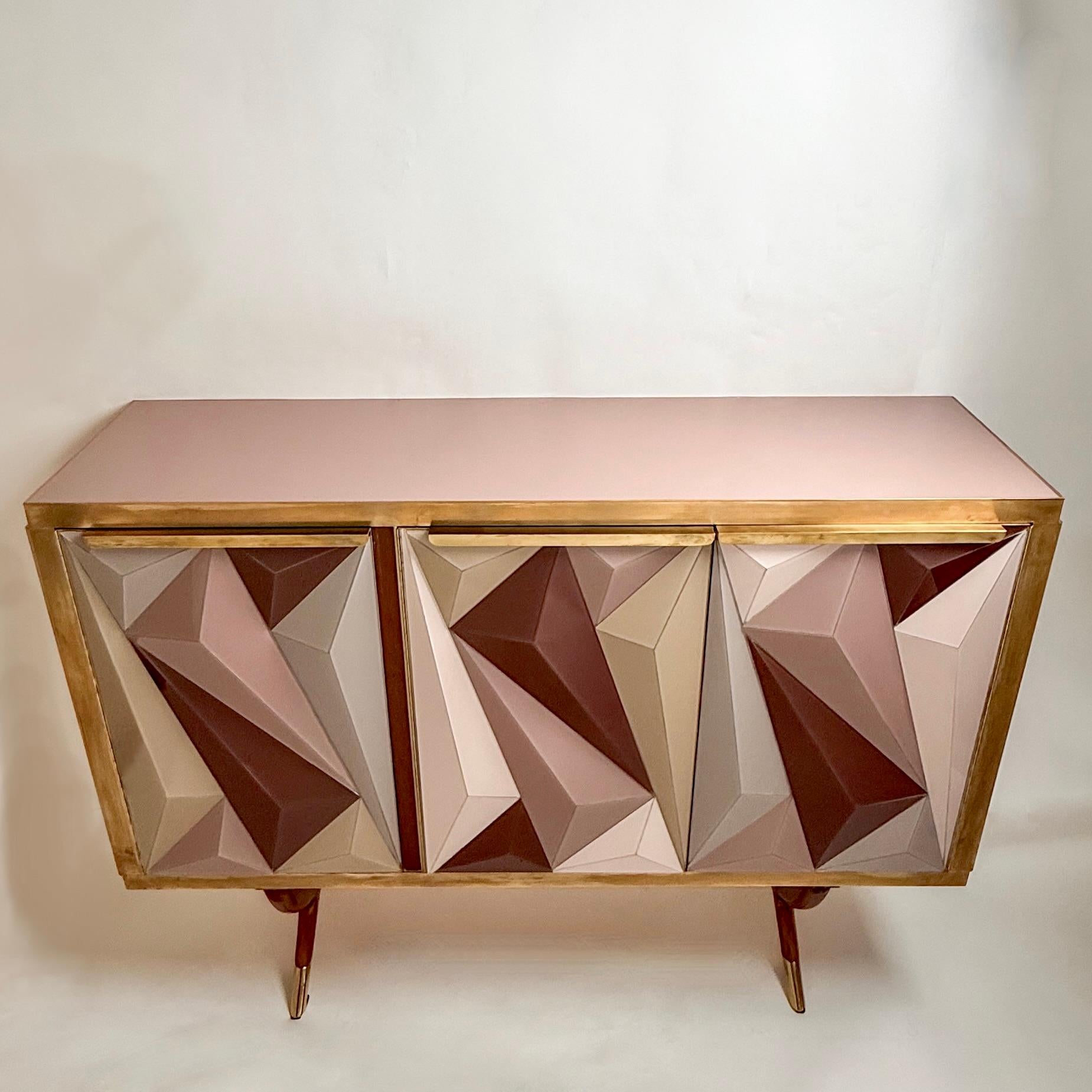 Splendido mobile a tre ante con due ripiani rimovibili all'interno (100 x 41 cm. e 50 x 41 cm.) rivestito con carta di velluto grigio e dettagli in ottone. I vetri opalini rosa antico, malva, grigio chiaro, beige e avorio (le forme triangolari