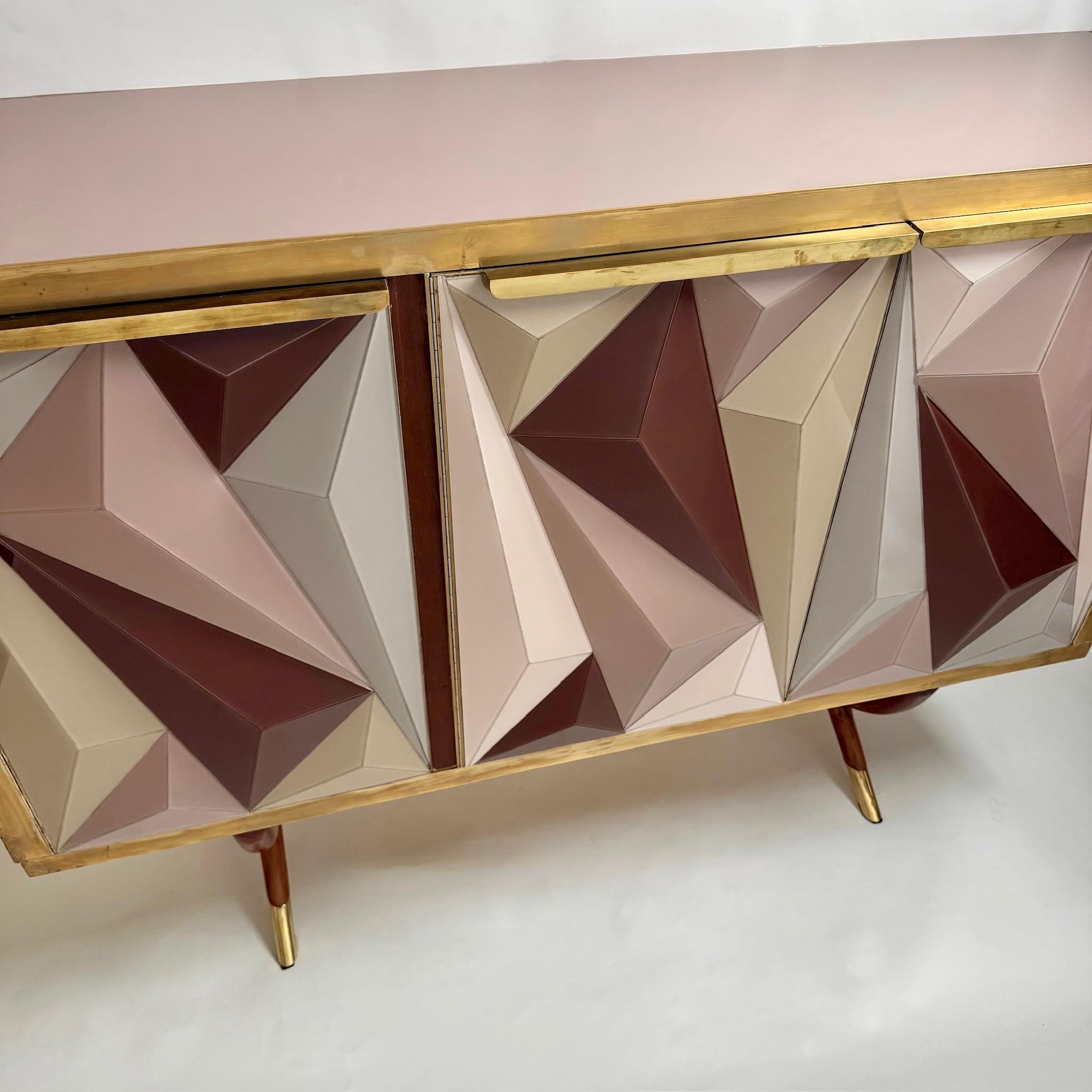 Mid-Century moderno Mobile in legno di ciliegio e ottone e vetro opalino tridimensionale della modernità di metà secolo in vendita