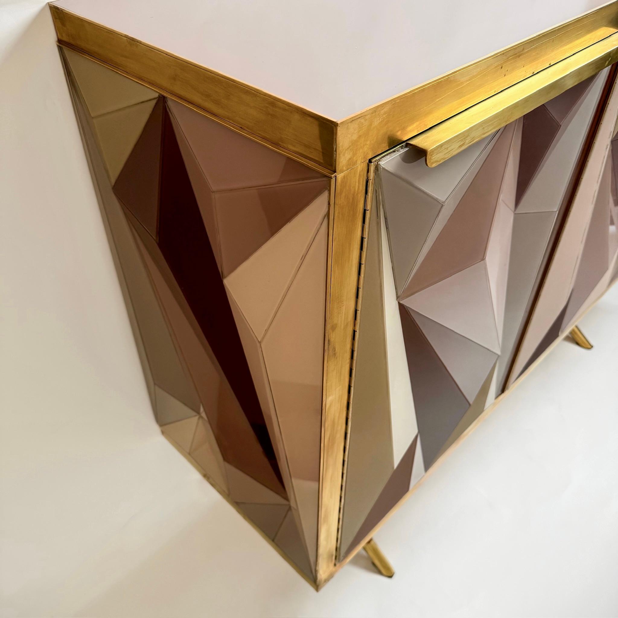 Ottone Mobile in legno di ciliegio e ottone e vetro opalino tridimensionale della modernità di metà secolo in vendita