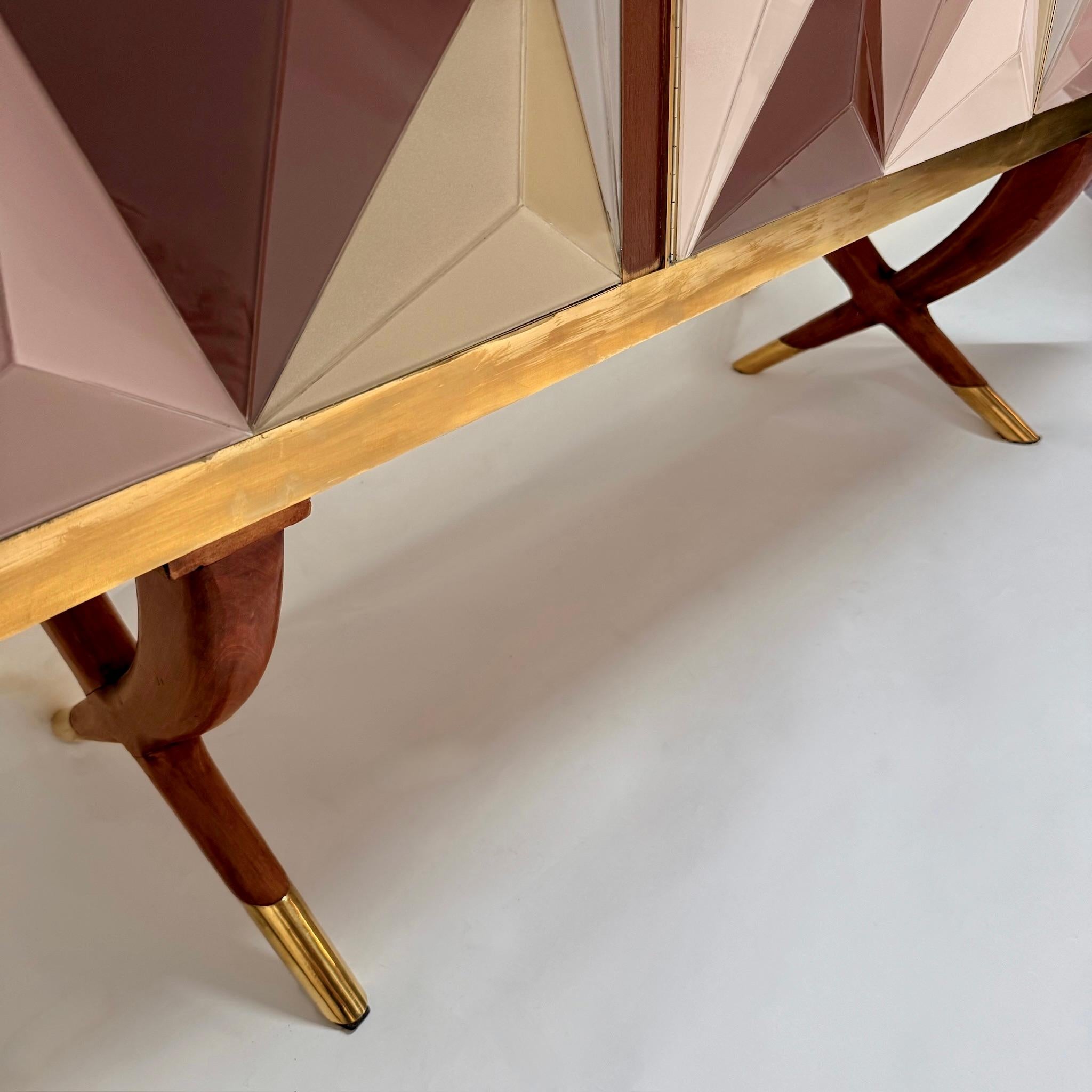 Mobile in legno di ciliegio e ottone e vetro opalino tridimensionale della modernità di metà secolo in vendita 1