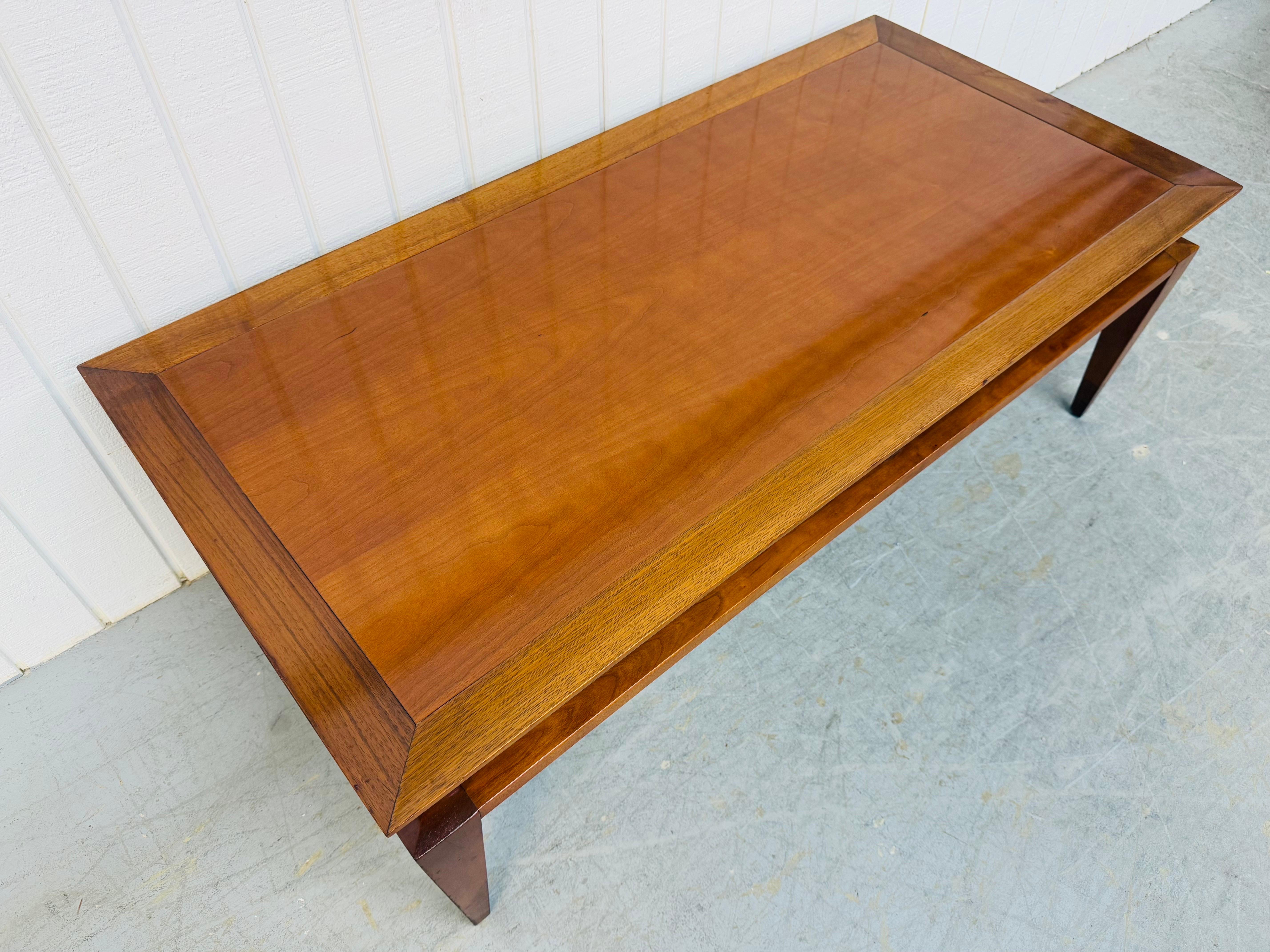 Dieses Angebot ist für einen Mid-Century Modern Cherry Wood Coffee Table. Das geradlinige Design, die Konstruktion aus massivem Kirschbaumholz, die rechteckige Tischplatte, die modernen Beine und die schöne Kirschbaumoberfläche zeichnen ihn aus.
