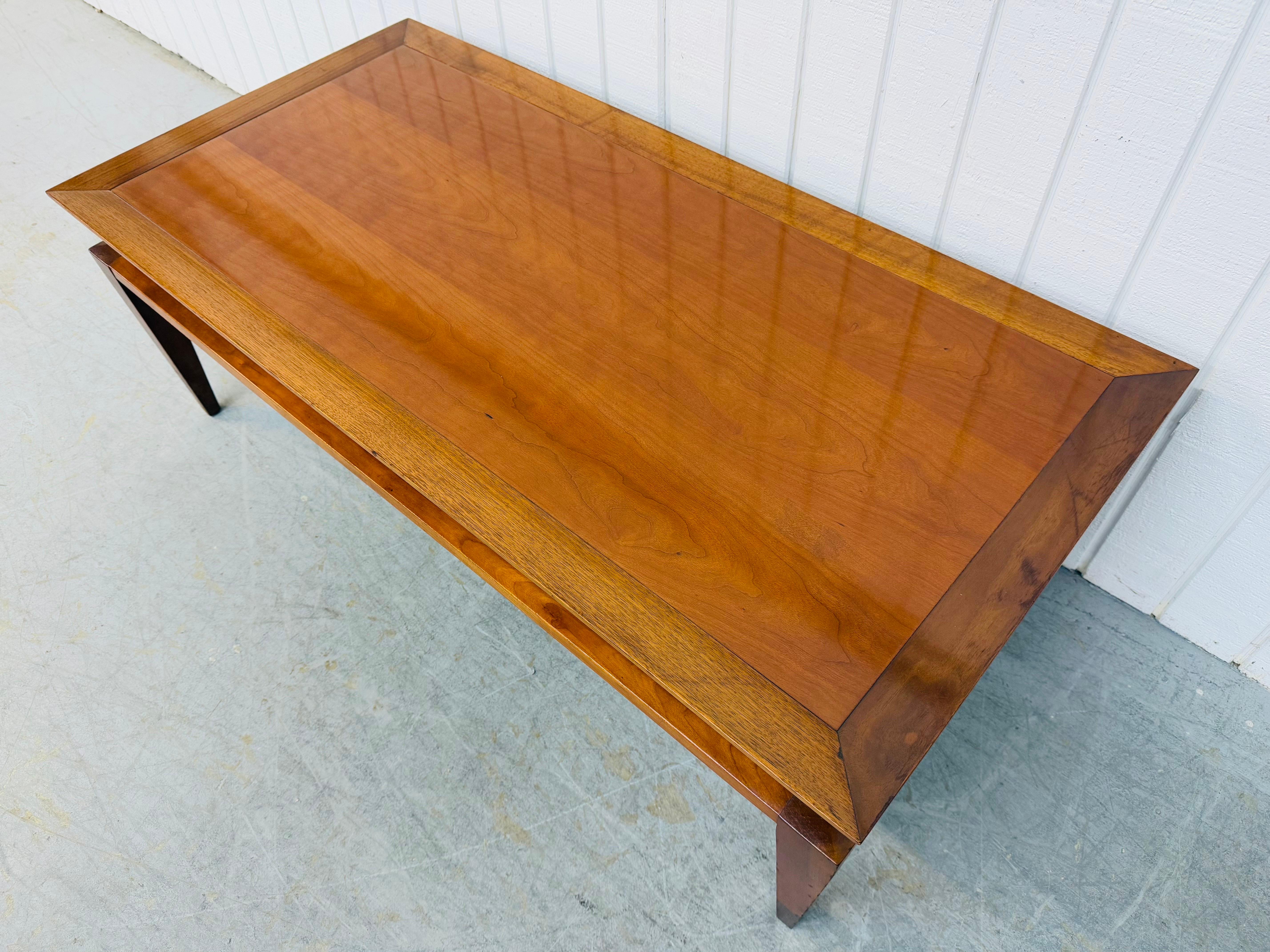 Mid-Century Modern Cherry Wood Couchtisch (Moderne der Mitte des Jahrhunderts) im Angebot