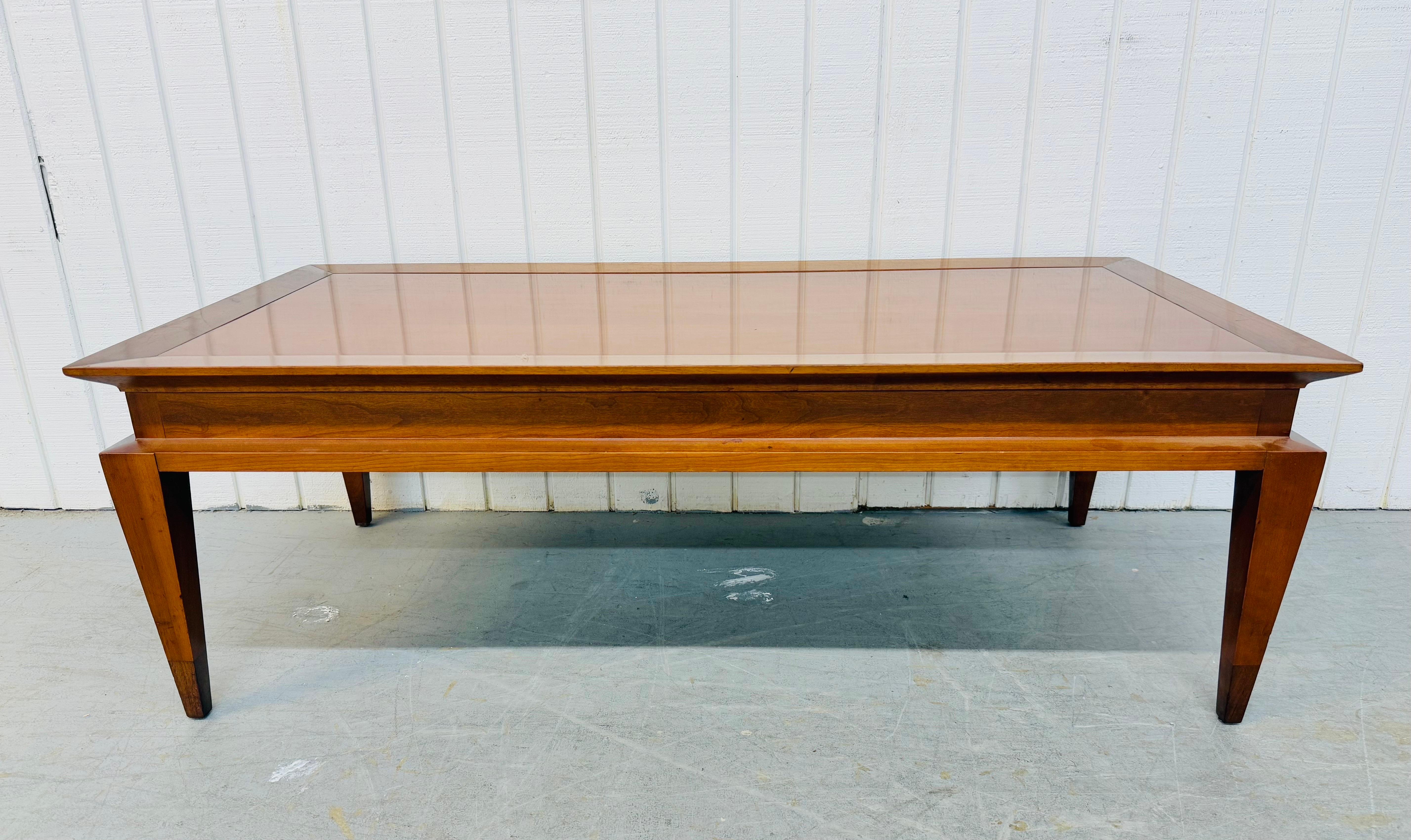 Mid-Century Modern Cherry Wood Couchtisch (20. Jahrhundert) im Angebot