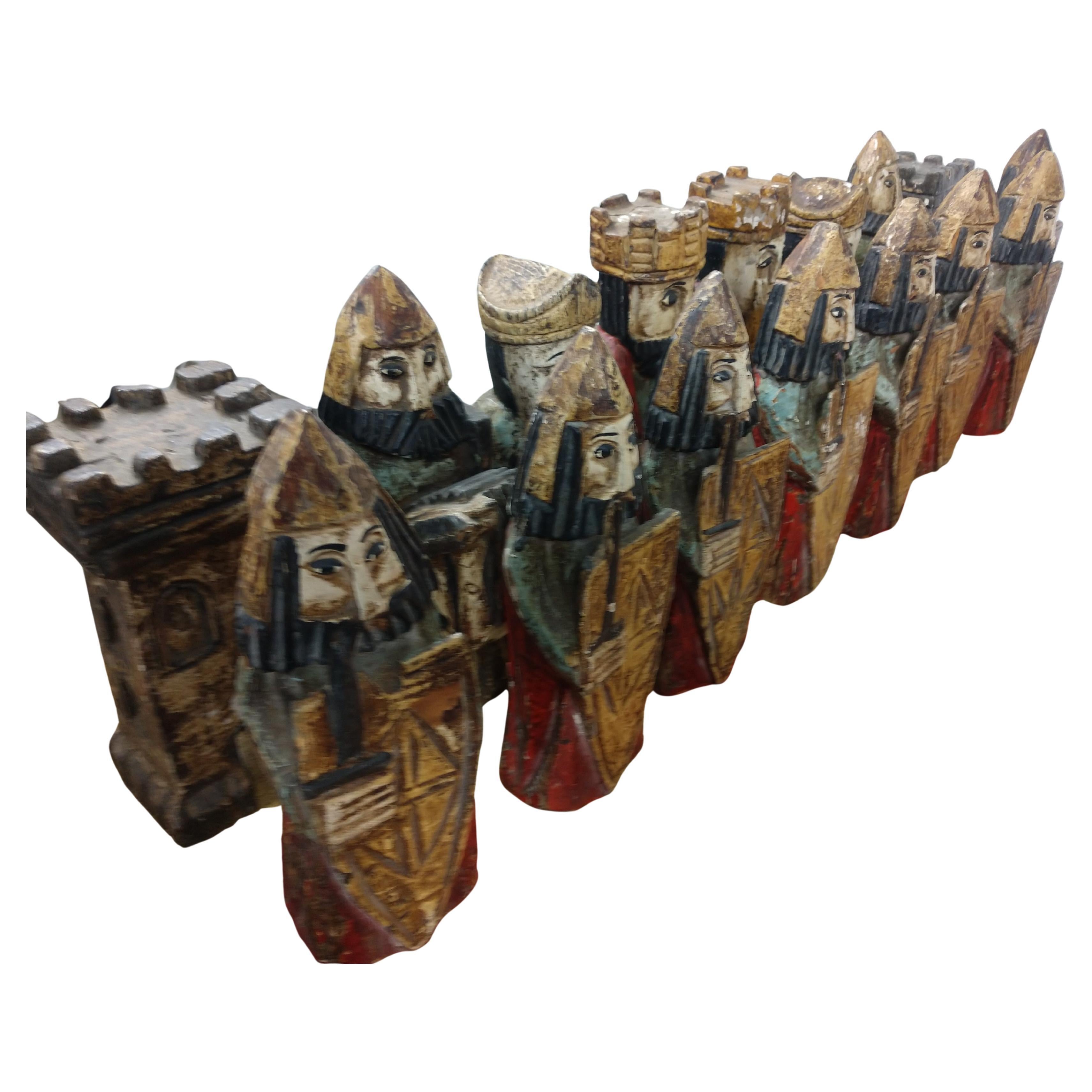 Favoloso tavolo da gioco per scacchi della metà degli anni Sessanta. Figure intagliate a mano e policrome che possono essere facilmente riposte sotto il piano del tavolo da scacchi. Colori fantastici e fantastiche sculture in legno in stile